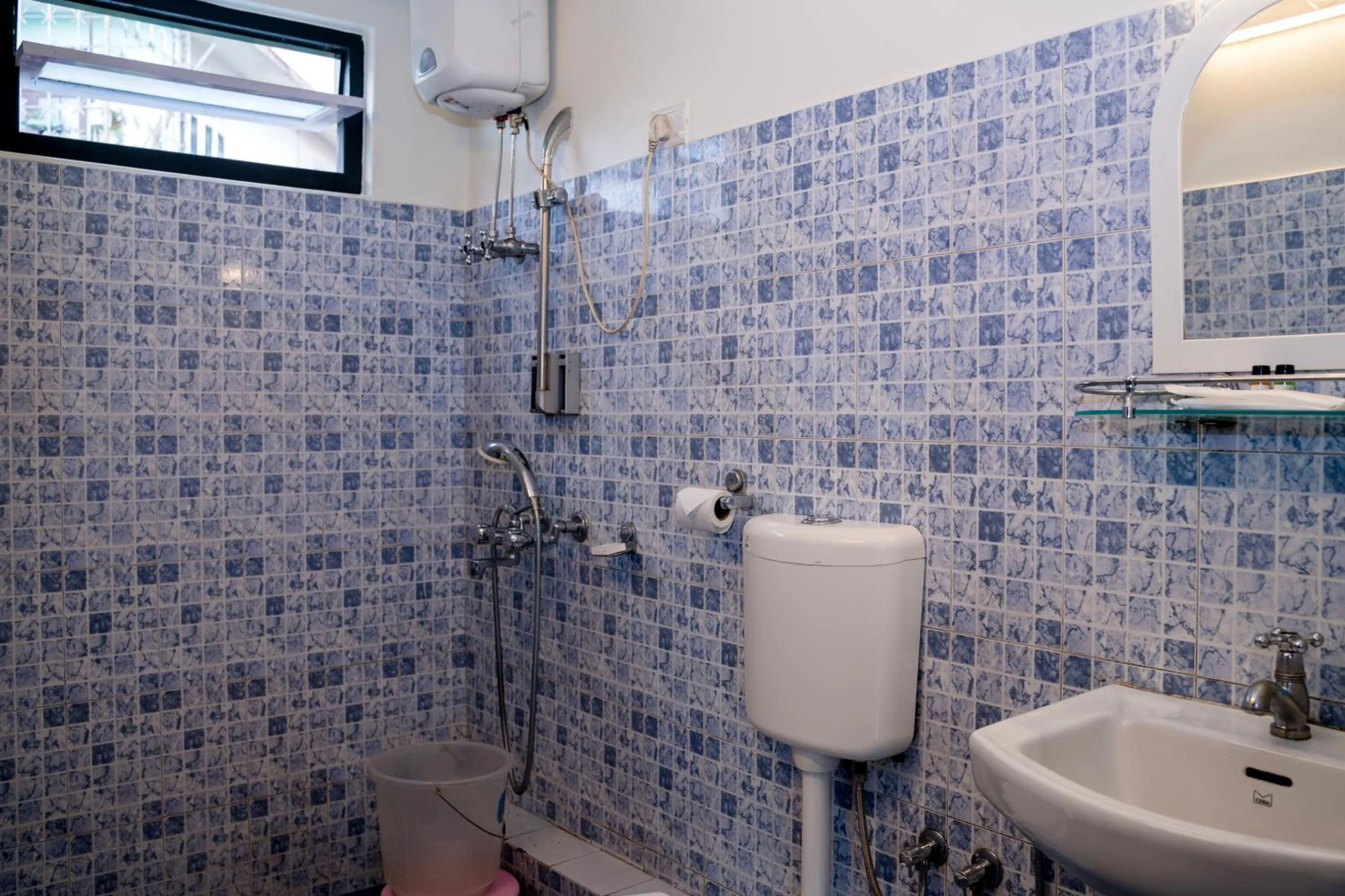 Shower in Sparrow Juniper Tree 2 min walk To Mg Marg