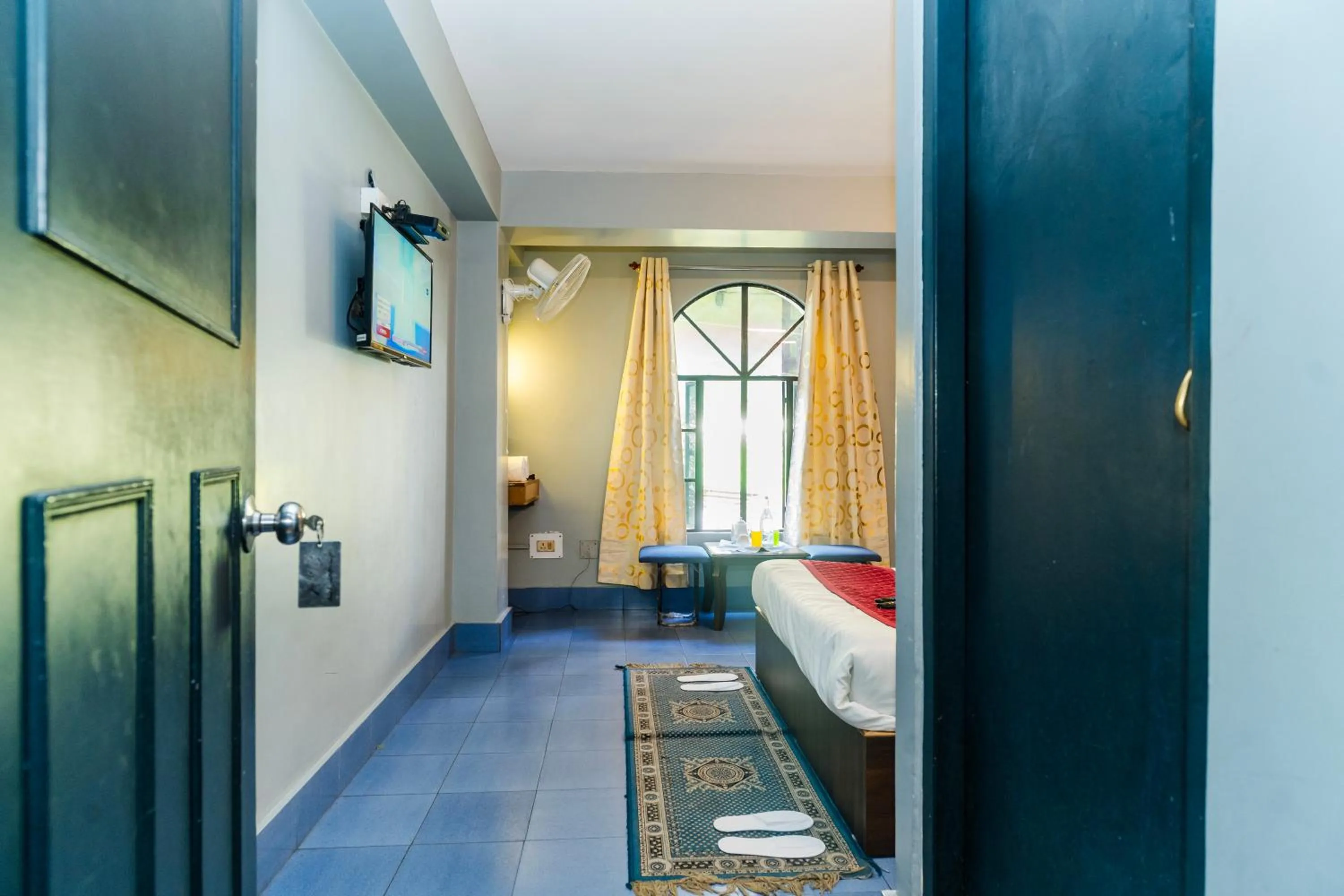 Bed in Sparrow Juniper Tree 2 min walk To Mg Marg