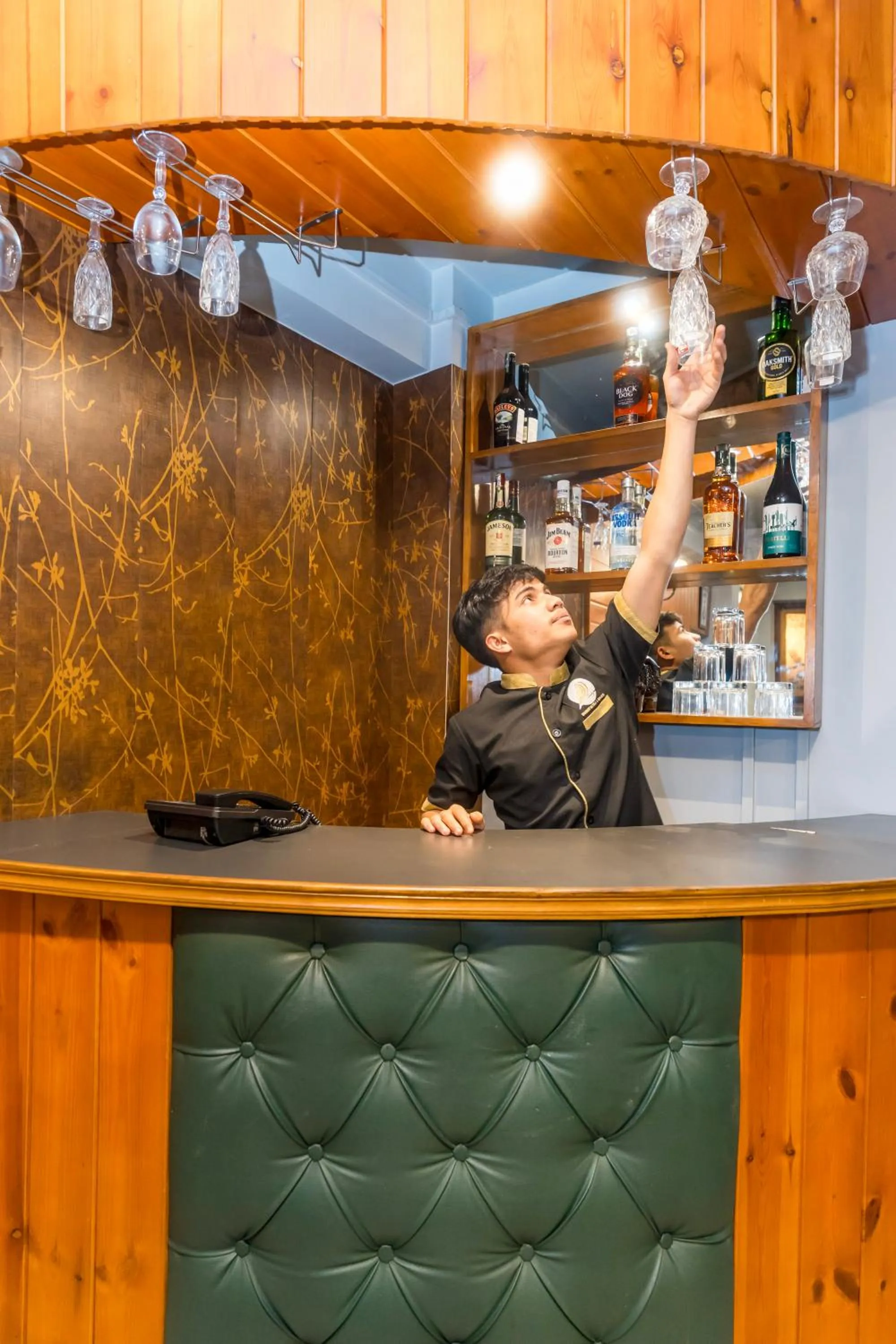 Lounge or bar in Sparrow Juniper Tree 2 min walk To Mg Marg