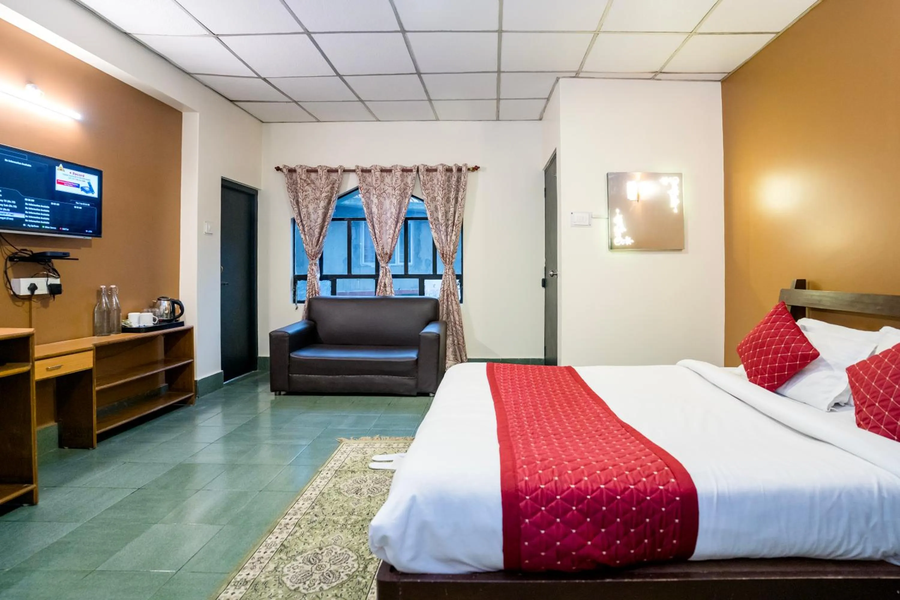 Communal lounge/ TV room, Bed in Sparrow Juniper Tree 2 min walk To Mg Marg