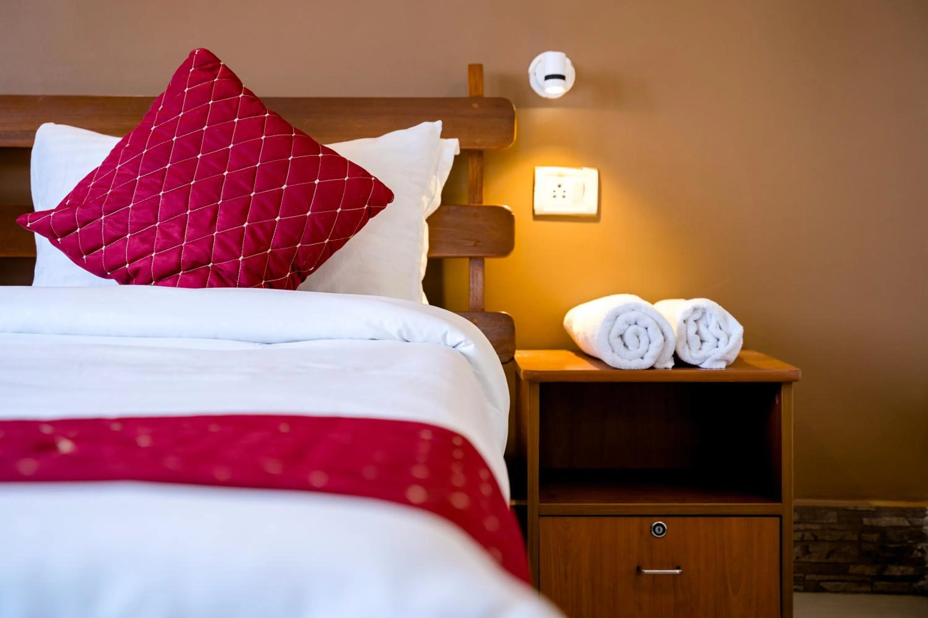 towels, Bed in Sparrow Juniper Tree 2 min walk To Mg Marg