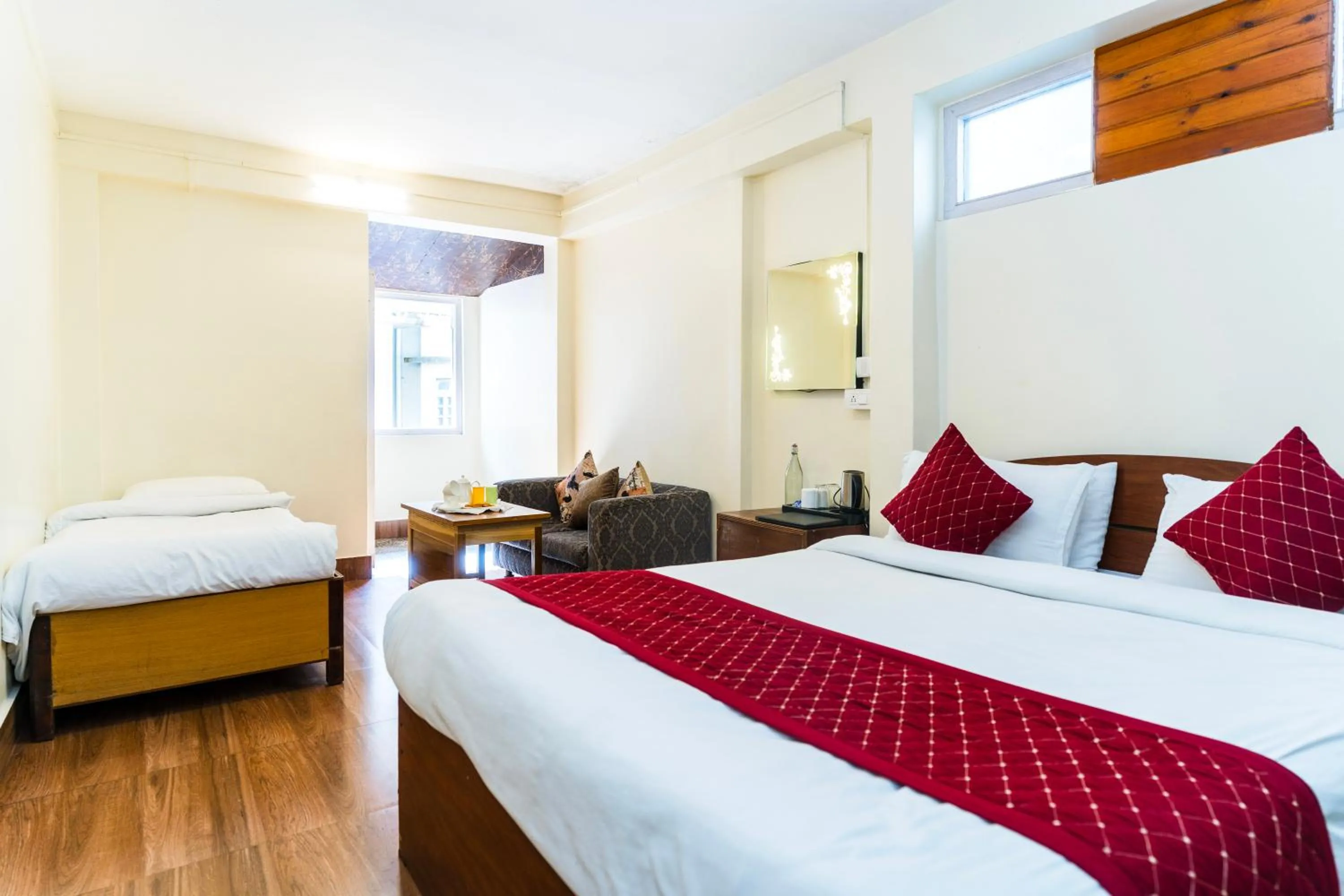 Bed in Sparrow Juniper Tree 2 min walk To Mg Marg