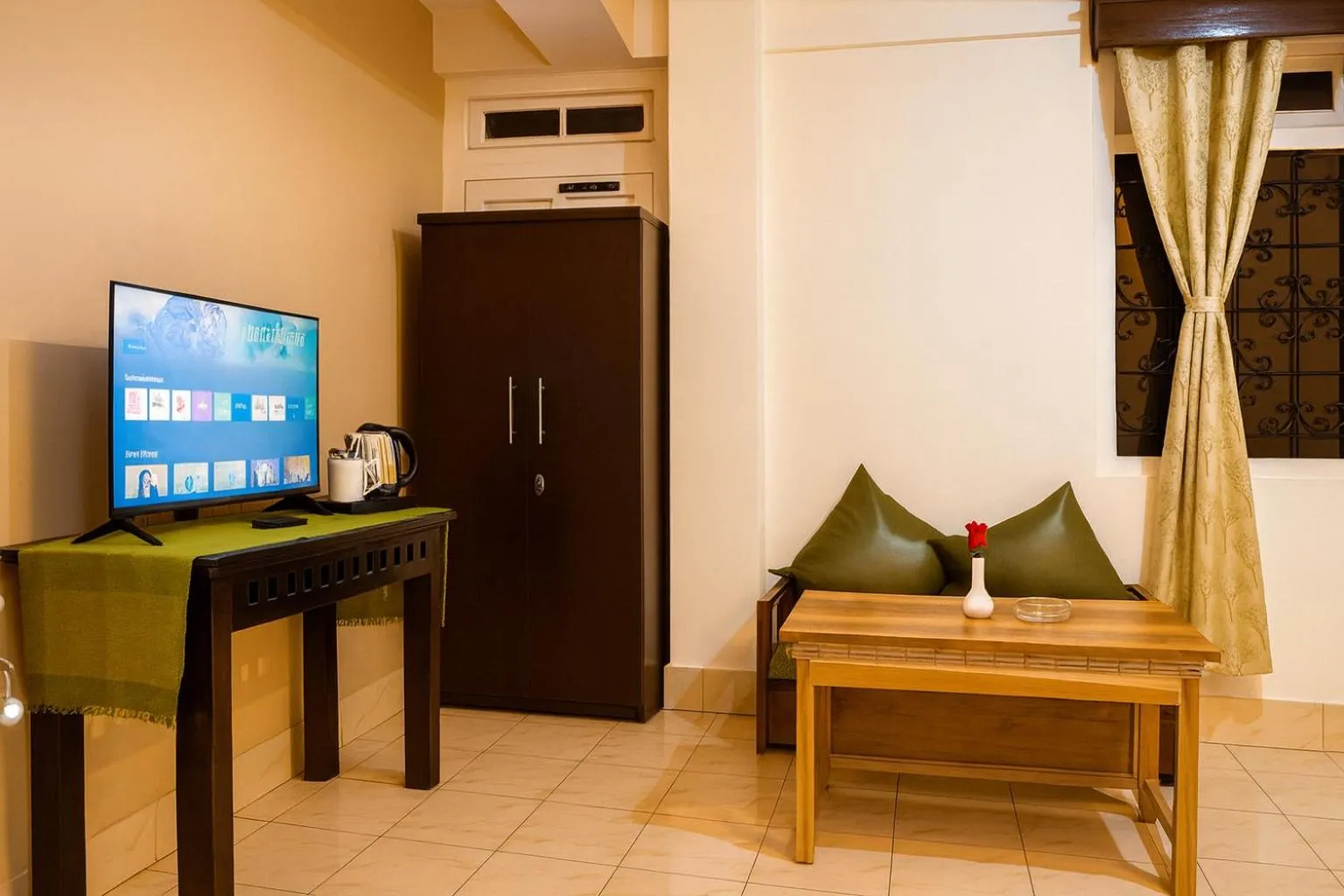 TV and multimedia in Sparrow Juniper Tree 2 min walk To Mg Marg