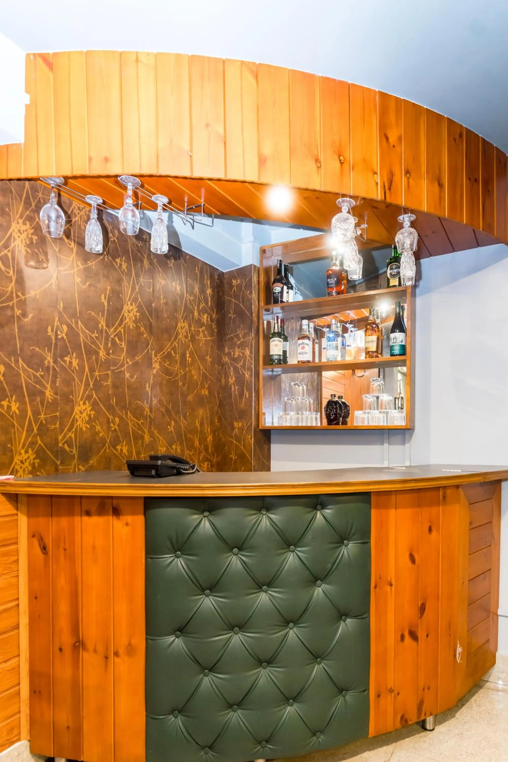 Lounge or bar in Sparrow Juniper Tree 2 min walk To Mg Marg