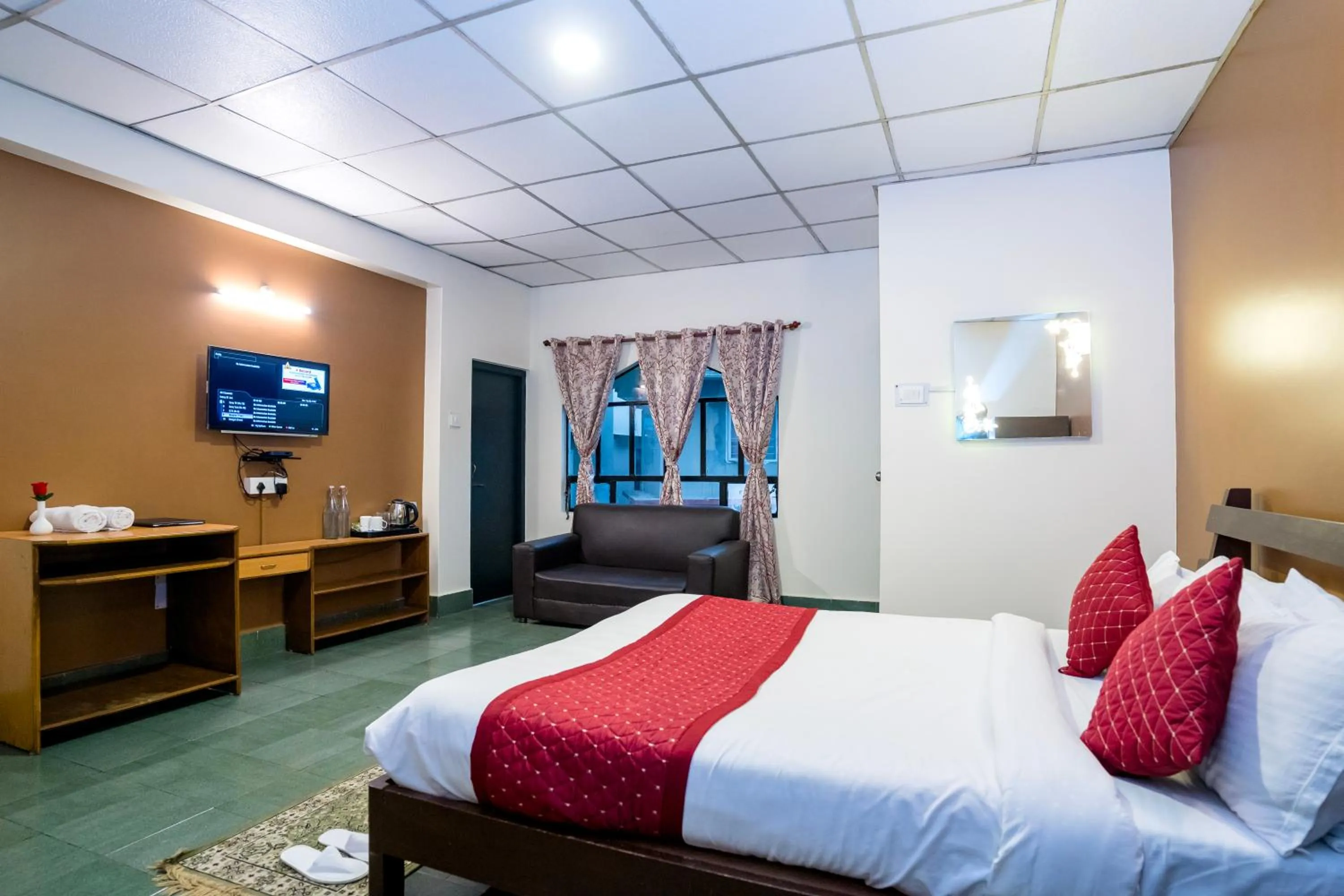 Communal lounge/ TV room, Bed in Sparrow Juniper Tree 2 min walk To Mg Marg