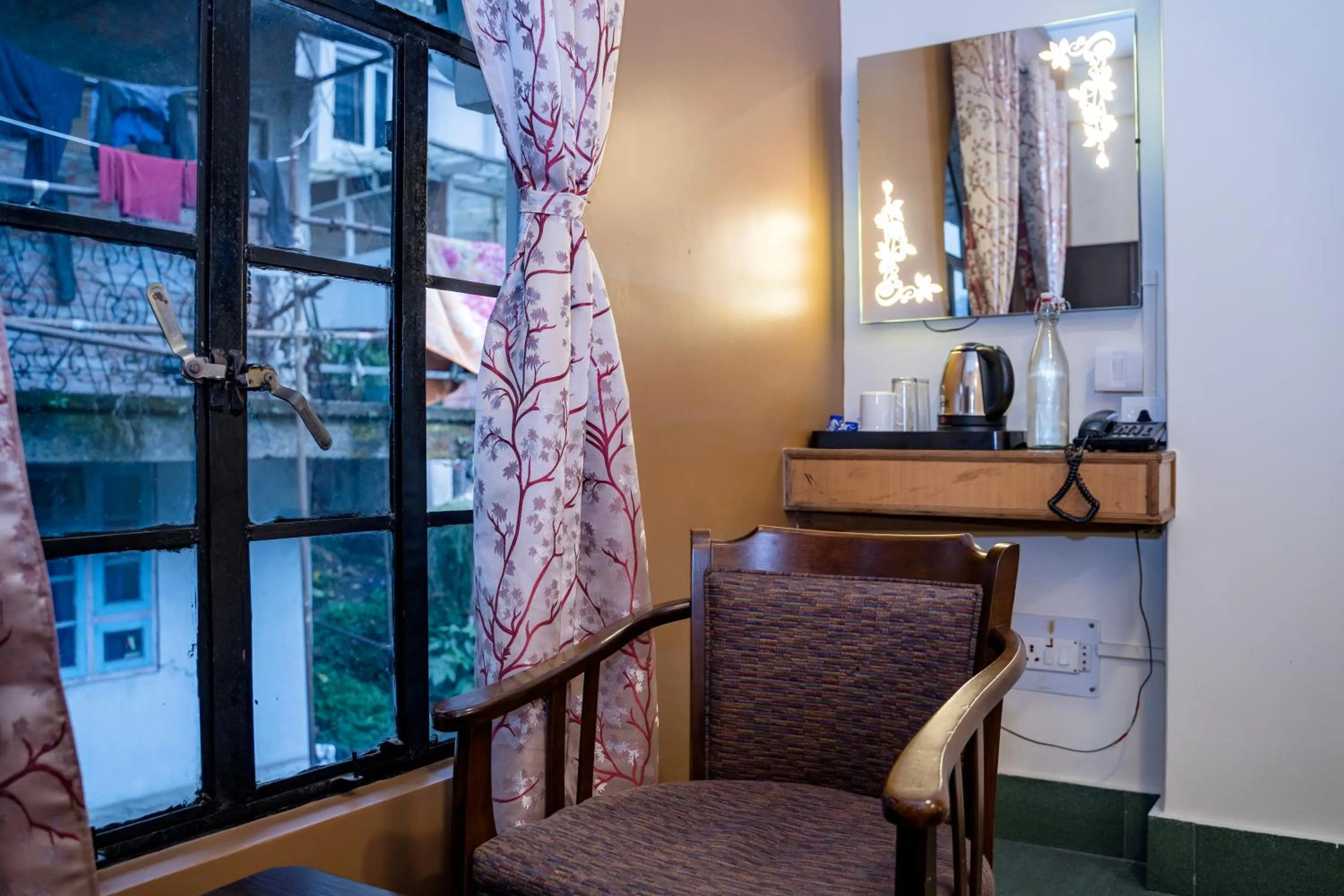 Seating area in Sparrow Juniper Tree 2 min walk To Mg Marg