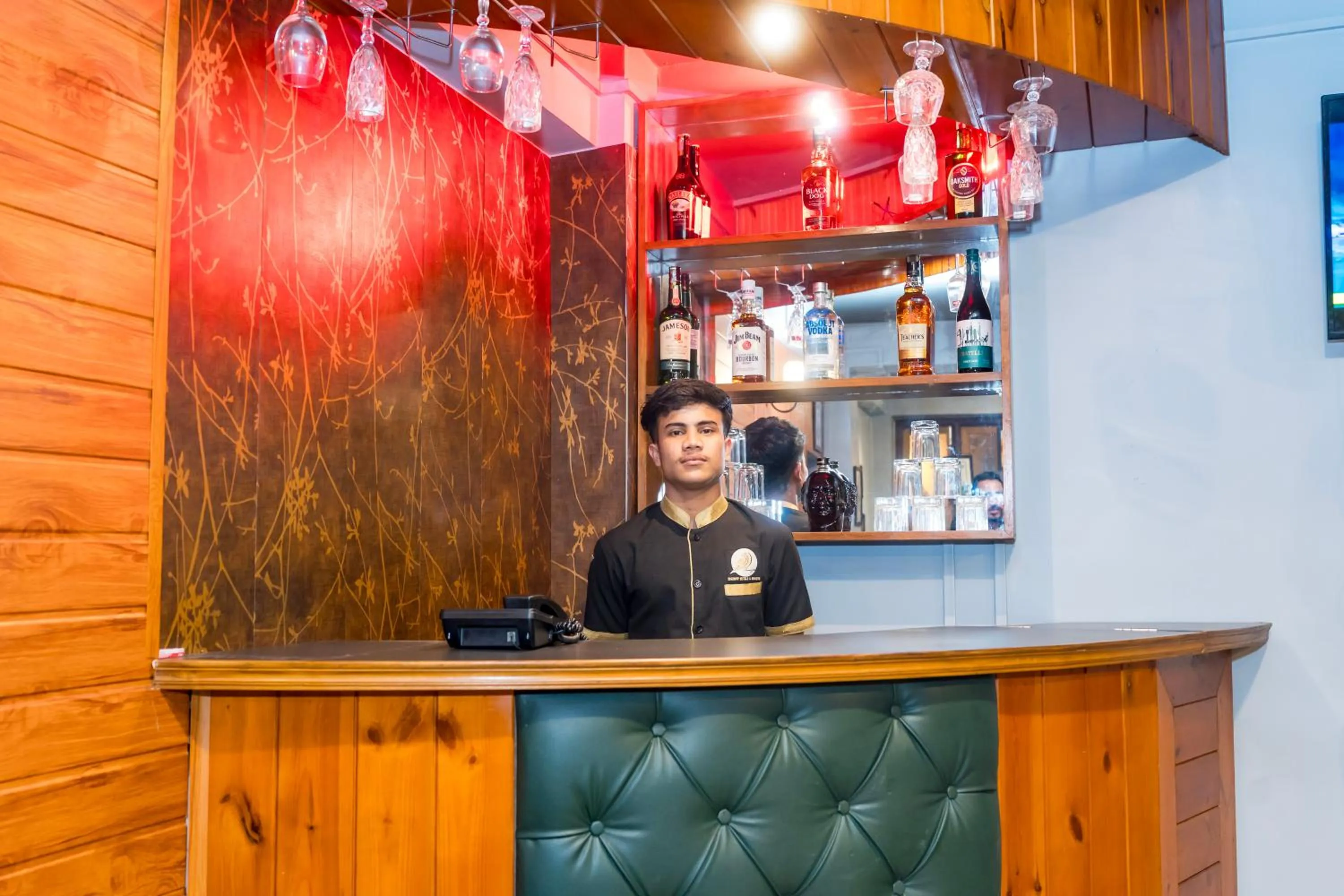 Staff in Sparrow Juniper Tree 2 min walk To Mg Marg