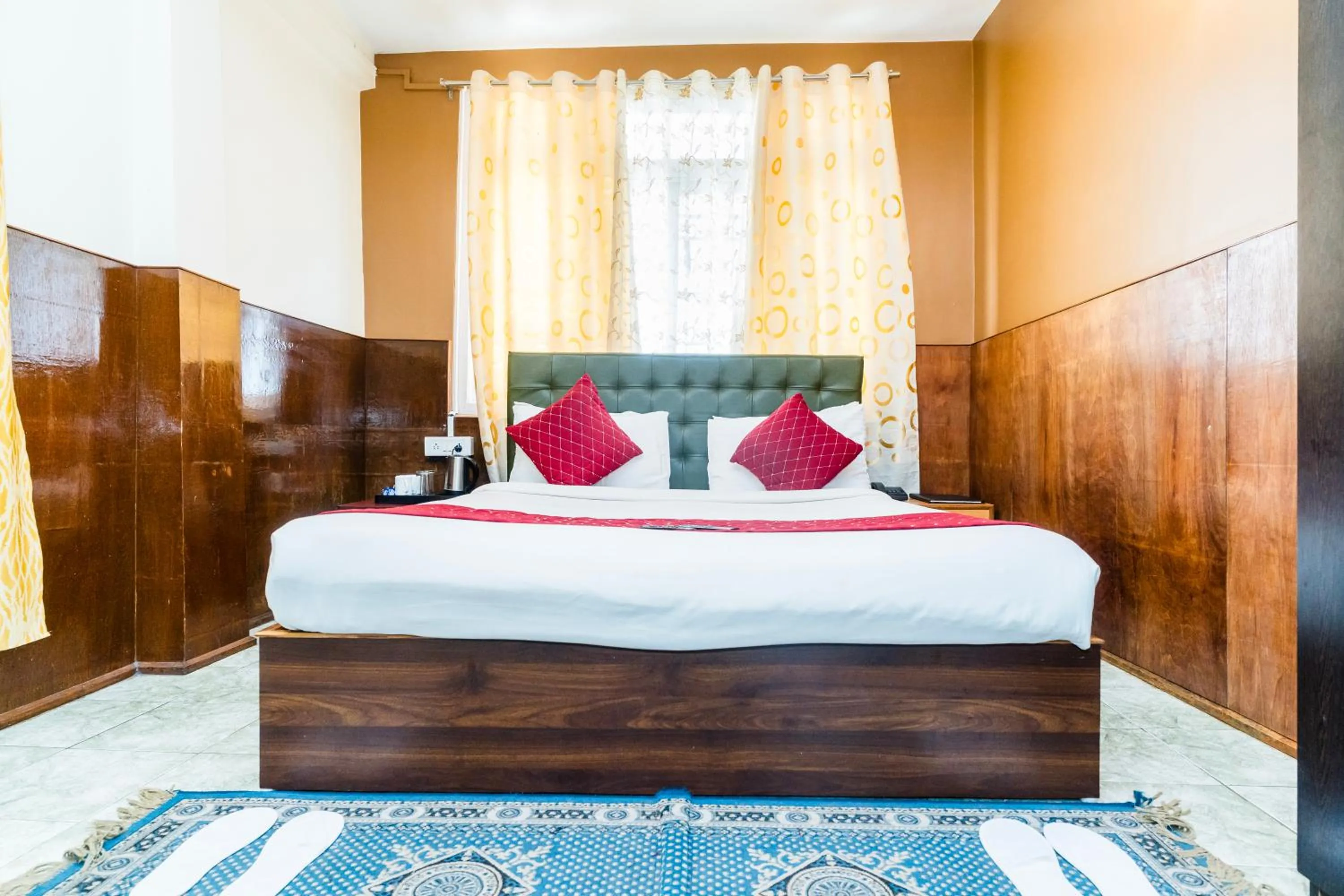 Bed in Sparrow Juniper Tree 2 min walk To Mg Marg