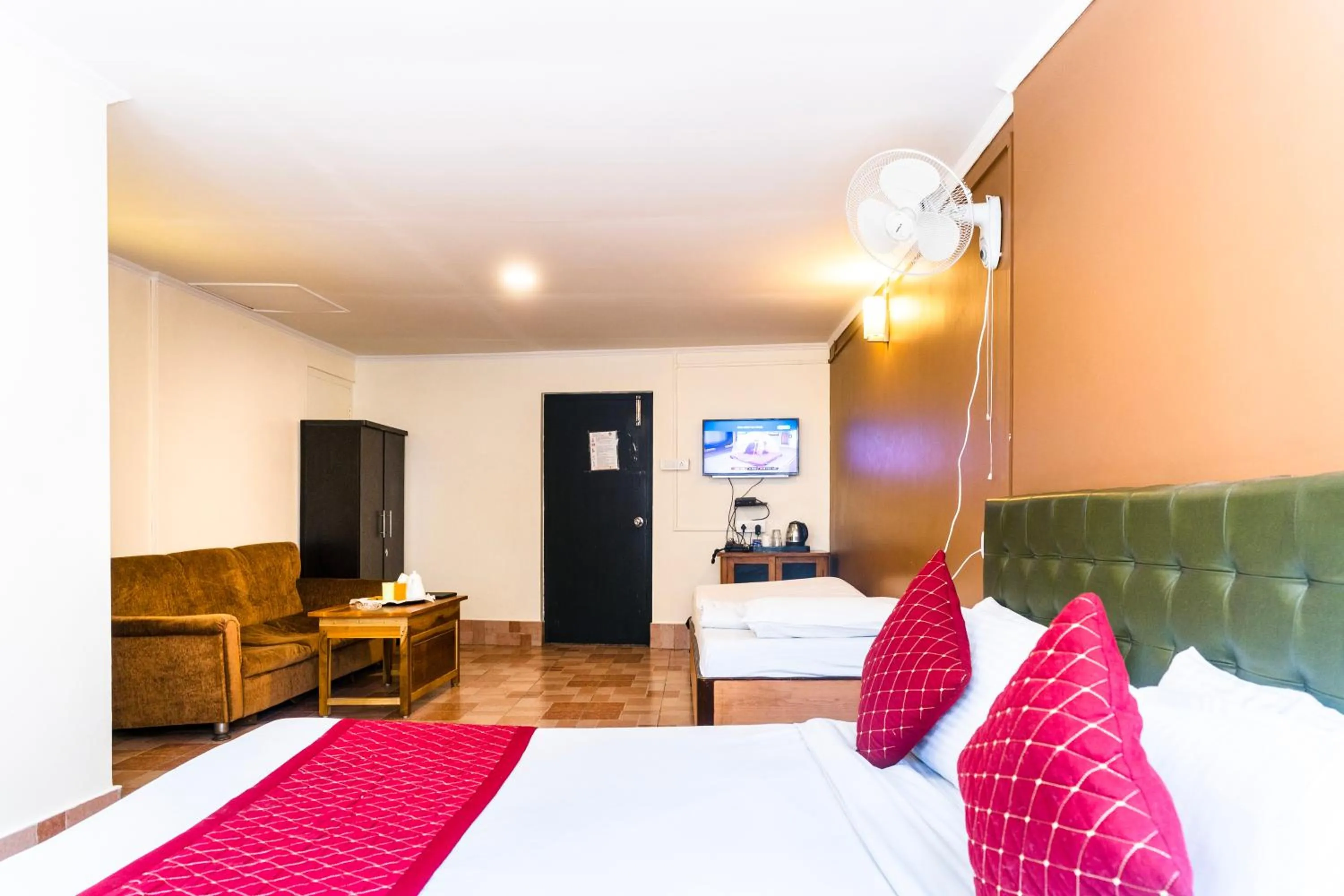 Bed in Sparrow Juniper Tree 2 min walk To Mg Marg