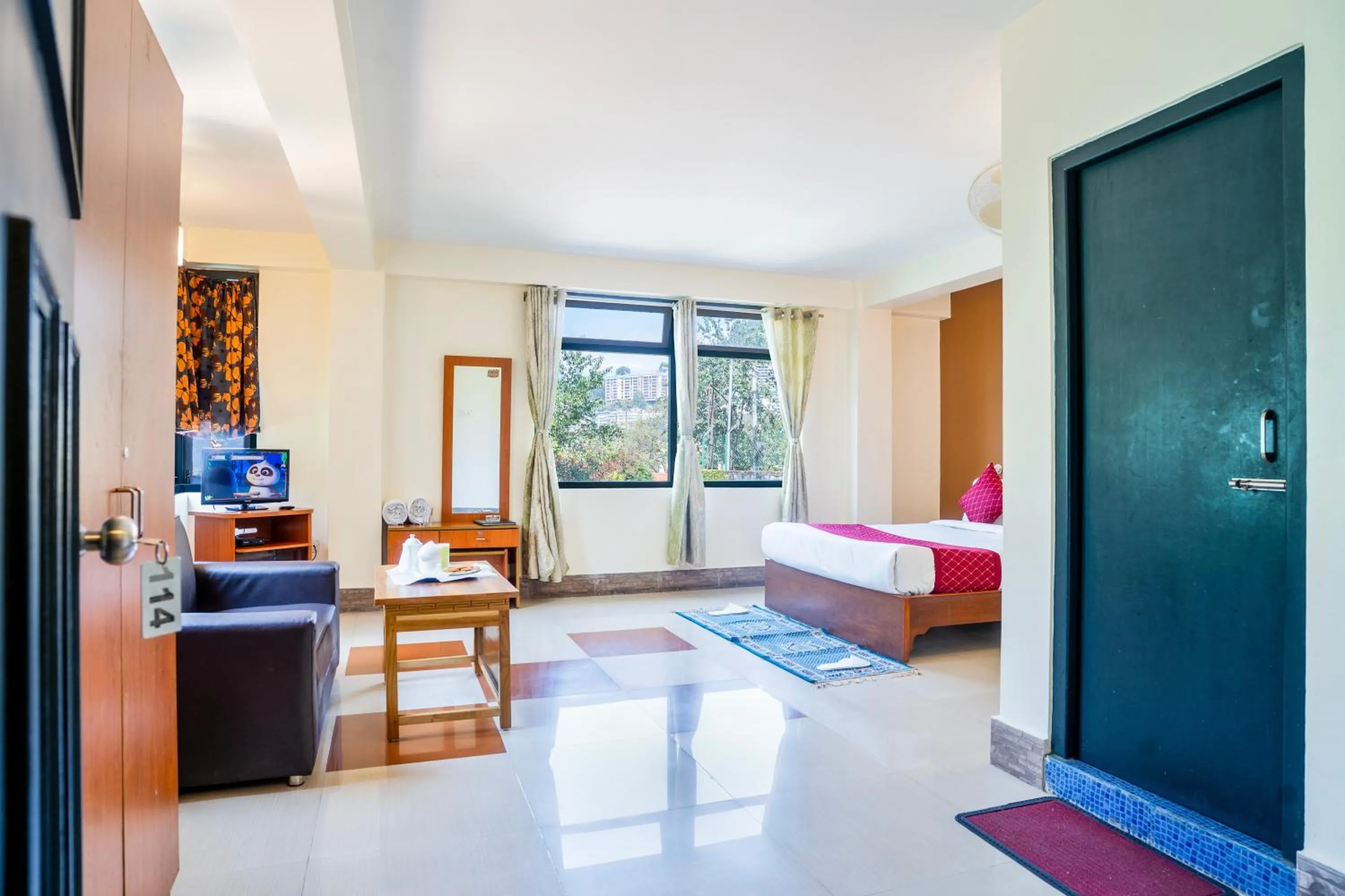 Bed in Sparrow Juniper Tree 2 min walk To Mg Marg