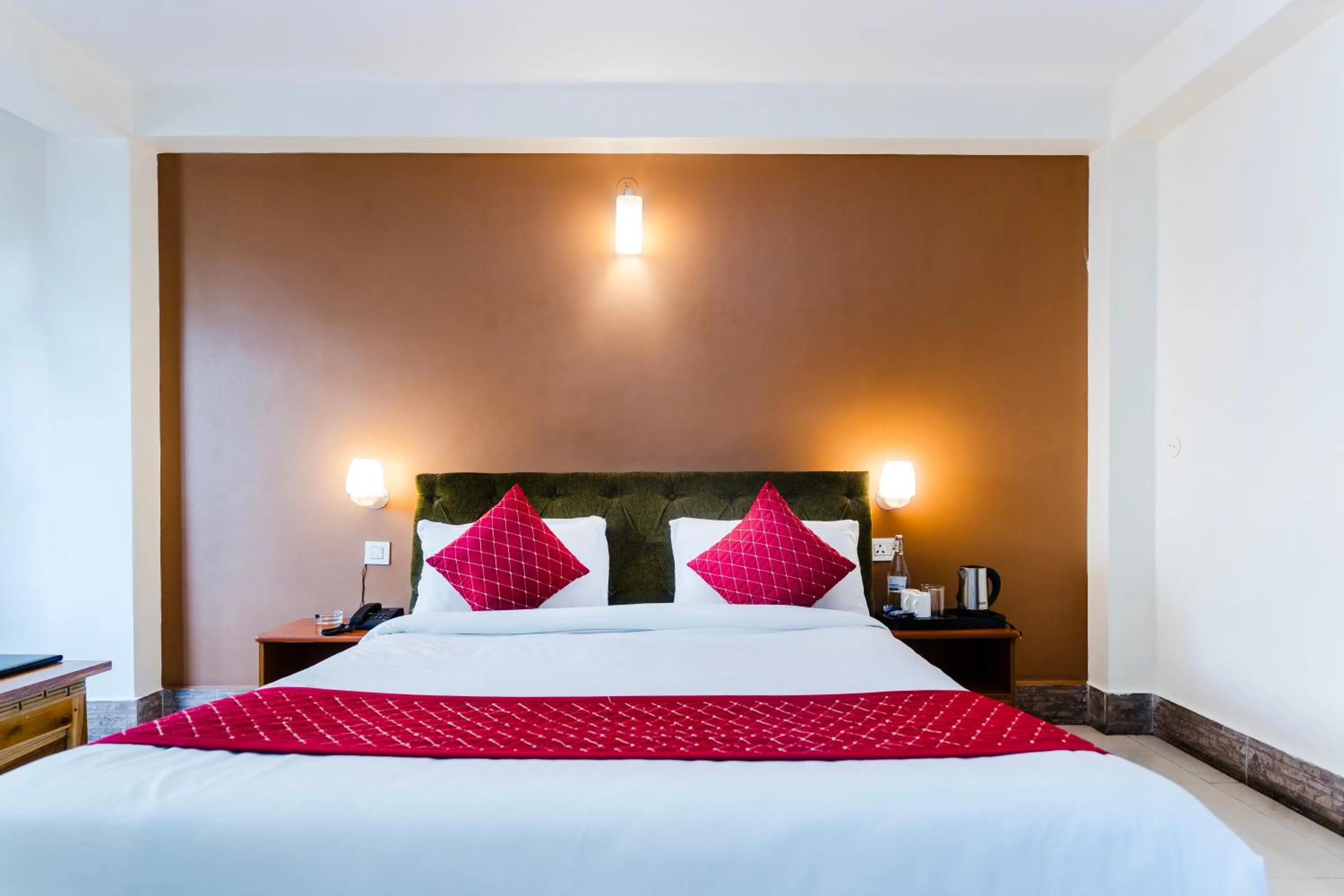 Bed in Sparrow Juniper Tree 2 min walk To Mg Marg