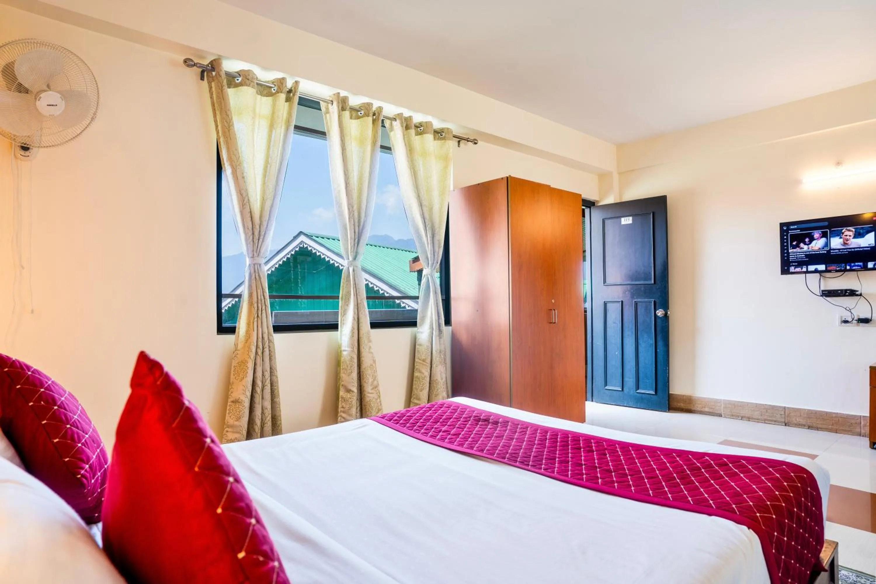 Bed in Sparrow Juniper Tree 2 min walk To Mg Marg