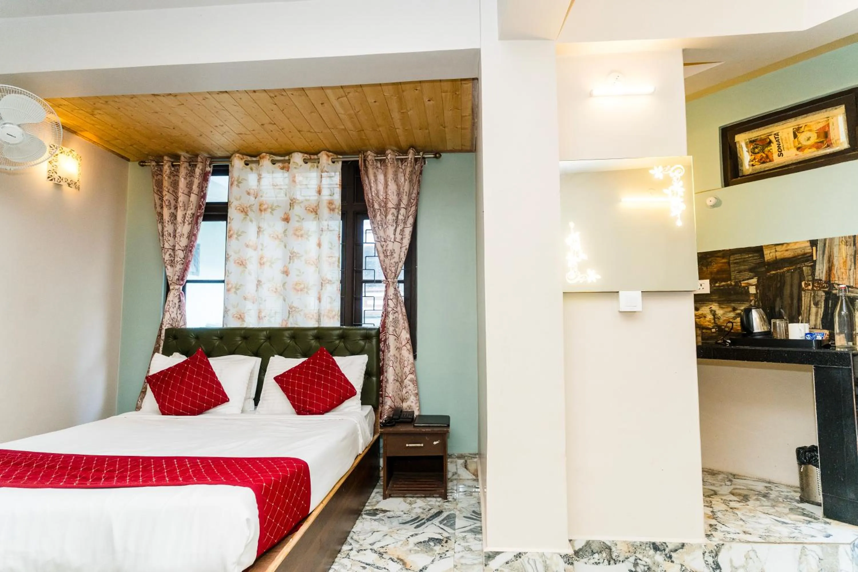 Bed in Sparrow Juniper Tree 2 min walk To Mg Marg