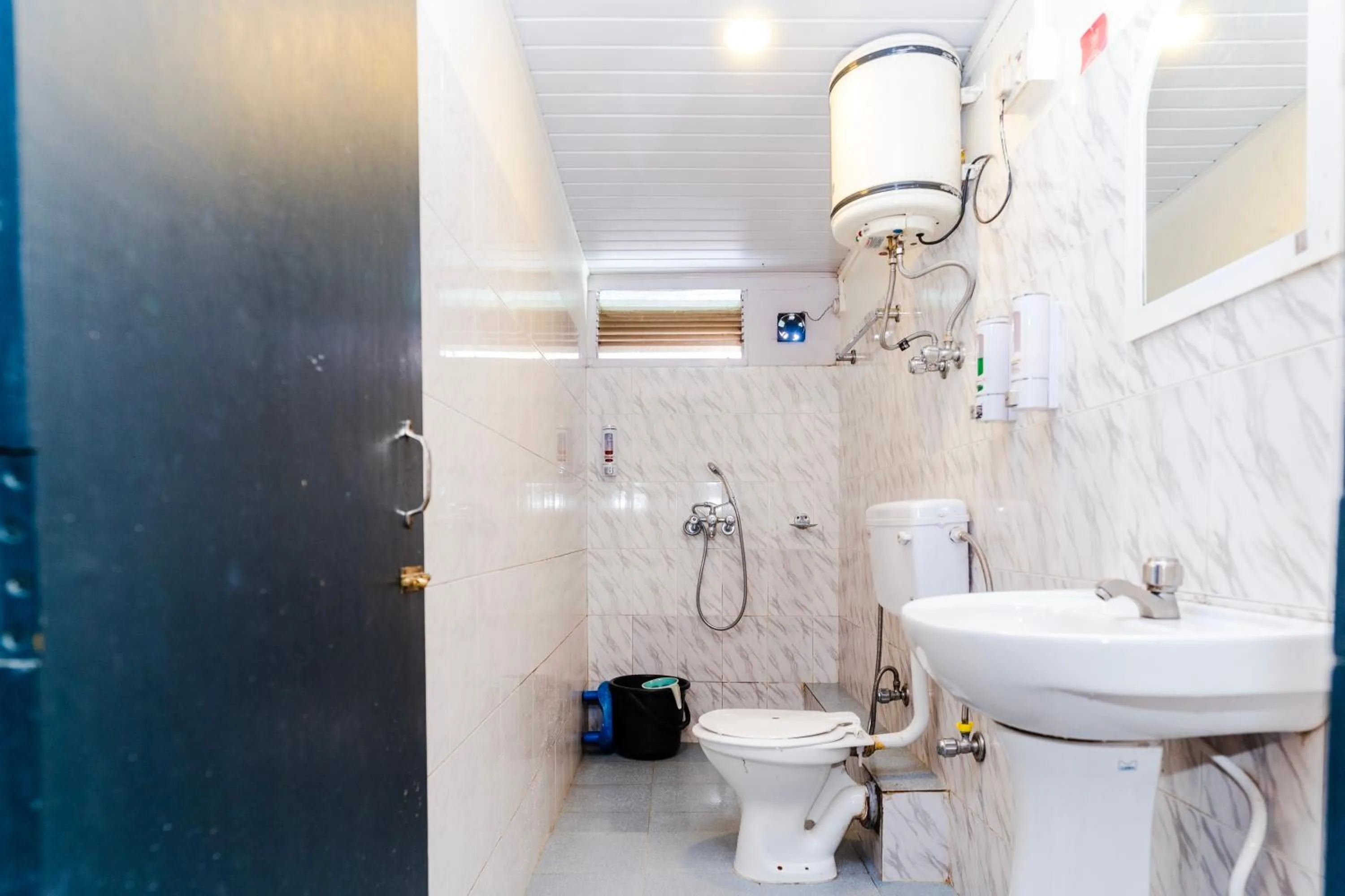 Shower in Sparrow Juniper Tree 2 min walk To Mg Marg