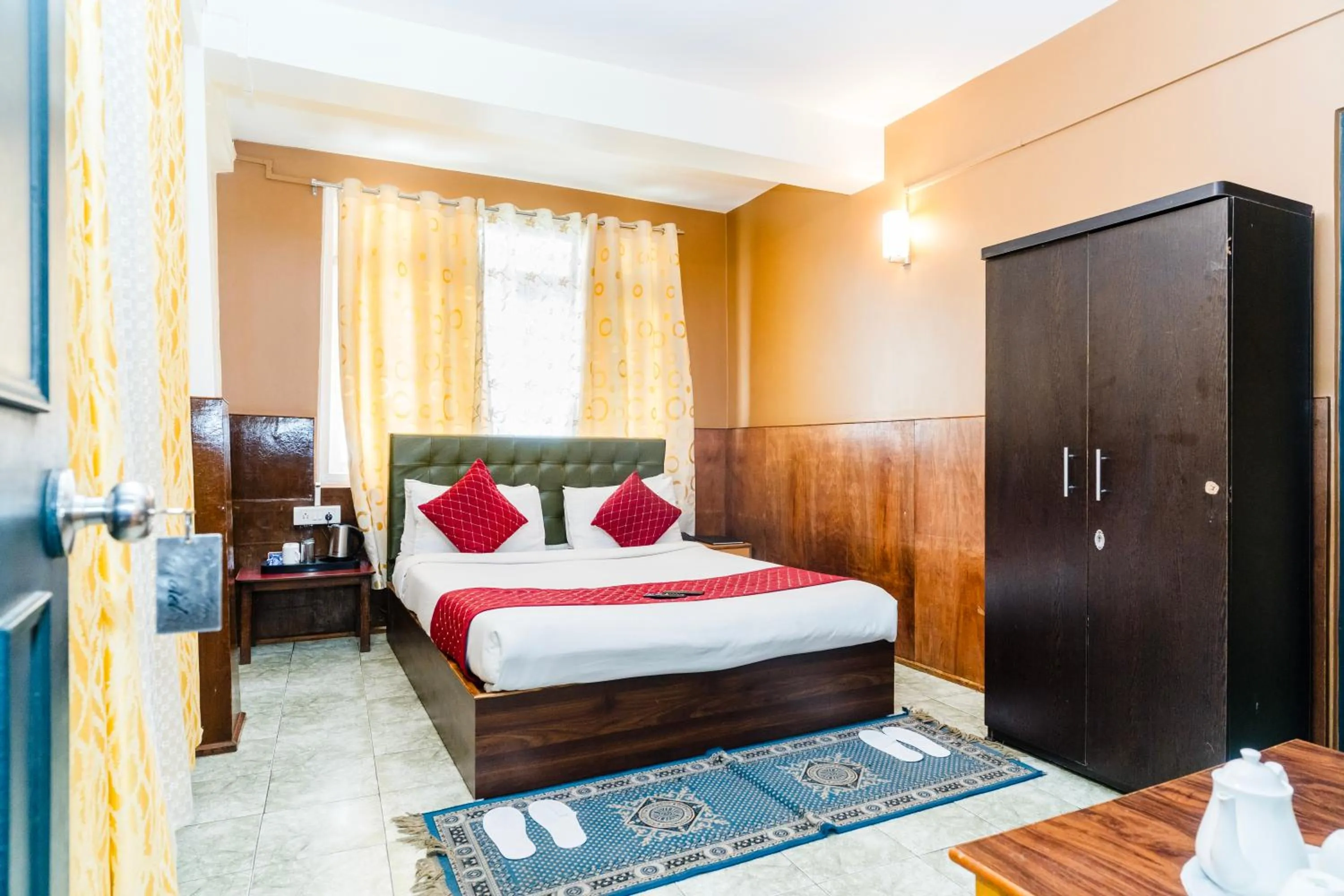 Bed in Sparrow Juniper Tree 2 min walk To Mg Marg