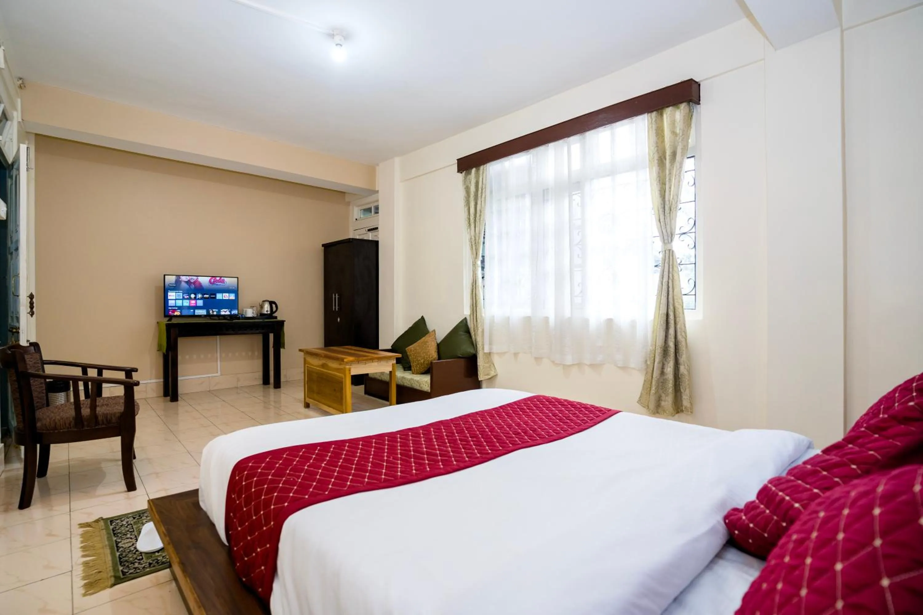 Communal lounge/ TV room, Bed in Sparrow Juniper Tree 2 min walk To Mg Marg