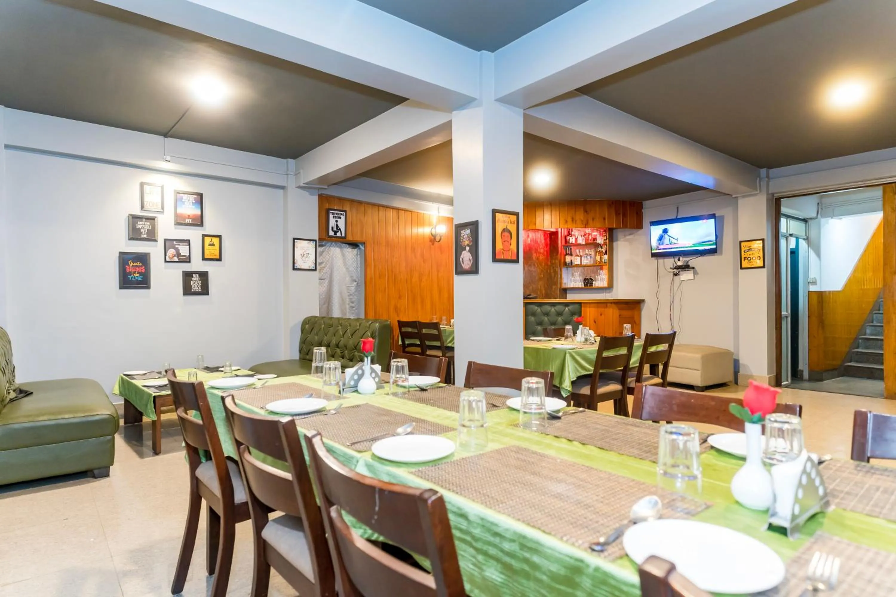Restaurant/places to eat in Sparrow Juniper Tree 2 min walk To Mg Marg