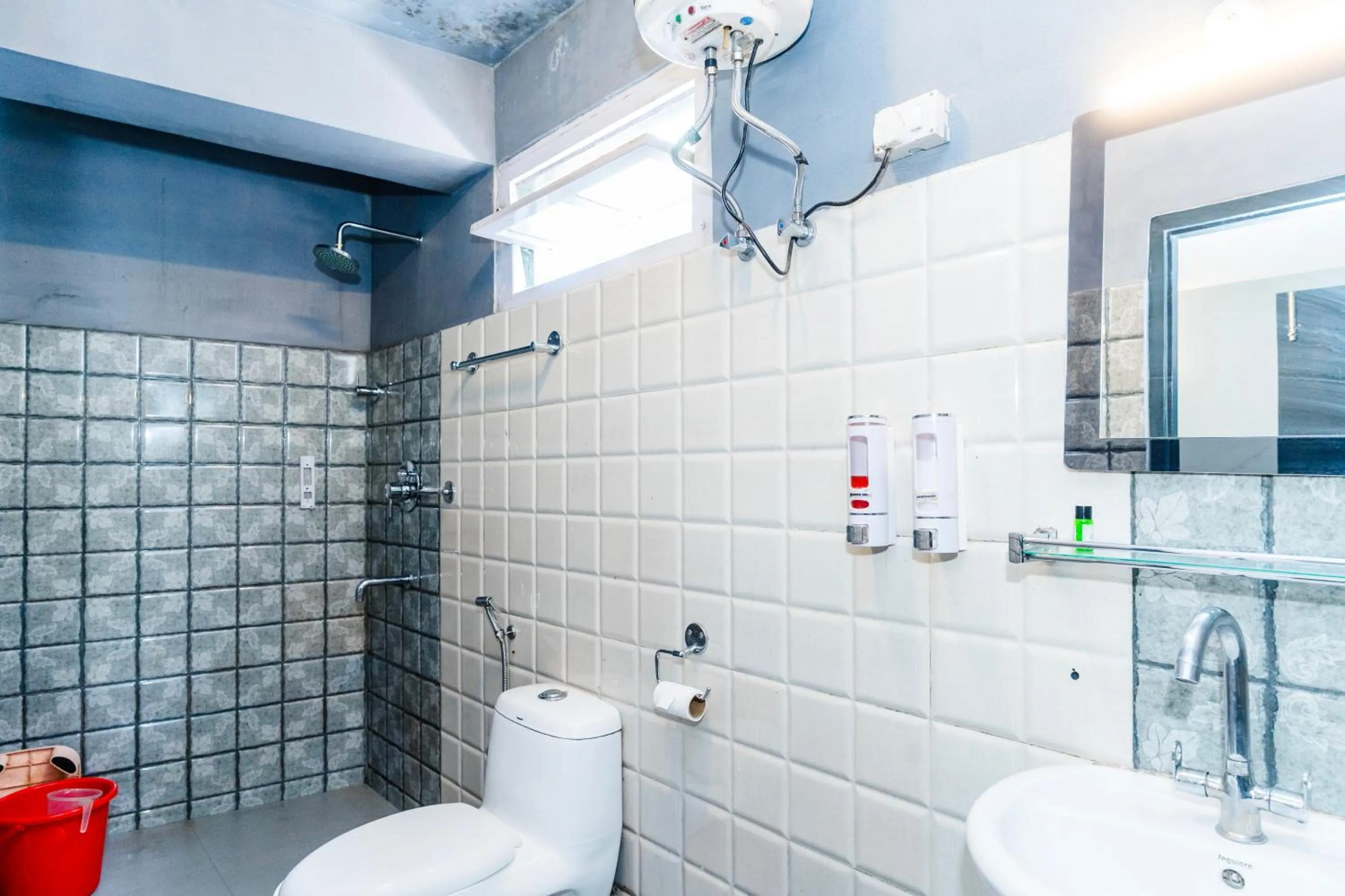 Shower in Sparrow Juniper Tree 2 min walk To Mg Marg