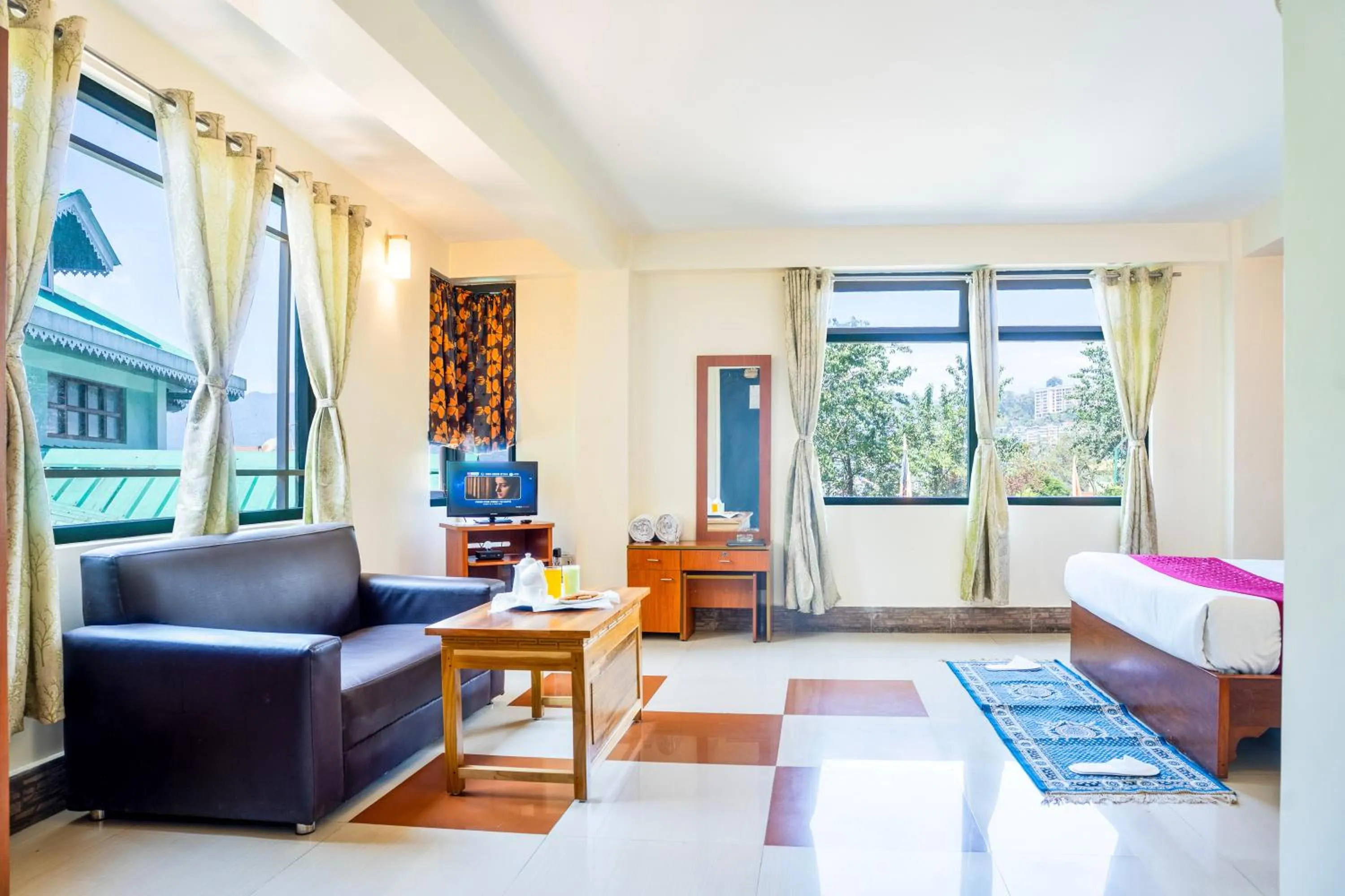 Bed in Sparrow Juniper Tree 2 min walk To Mg Marg