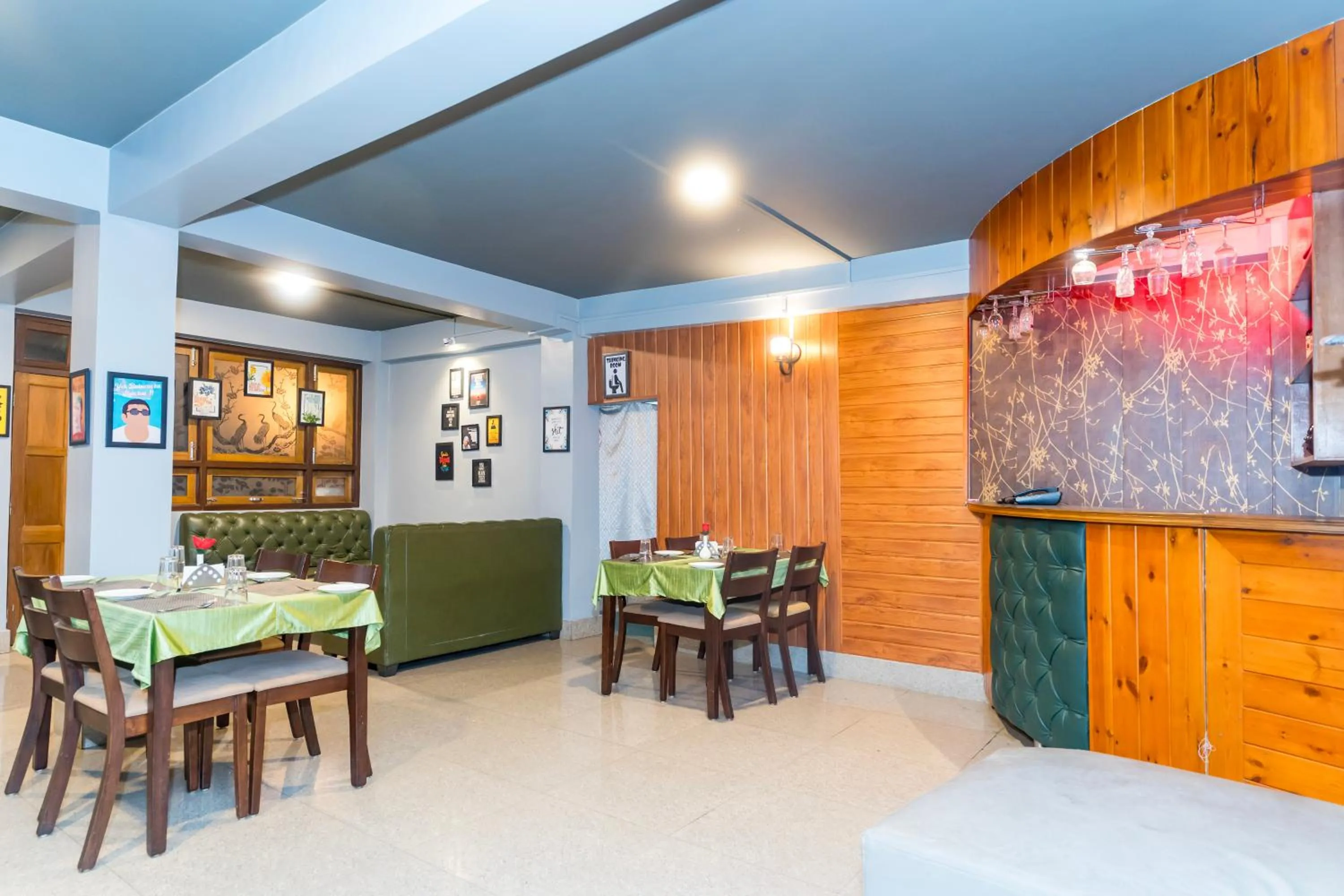 Living room in Sparrow Juniper Tree 2 min walk To Mg Marg