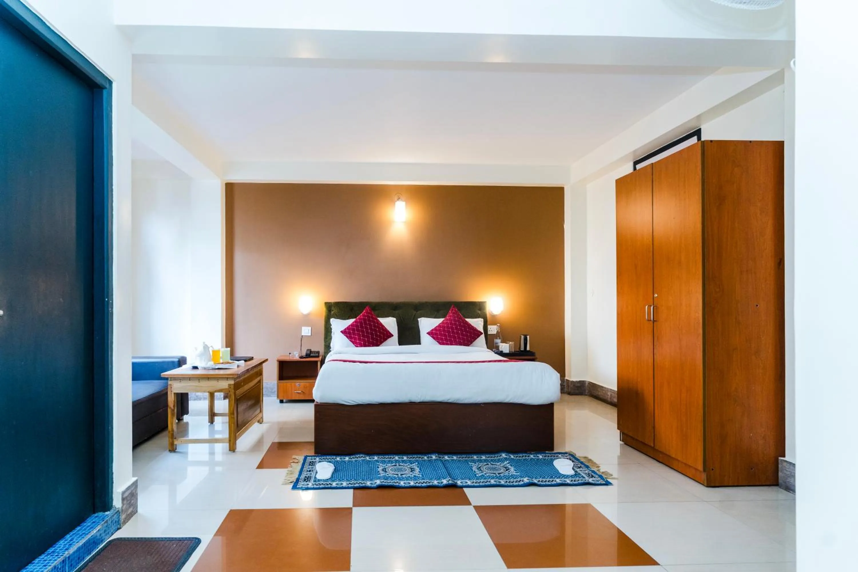 Bed in Sparrow Juniper Tree 2 min walk To Mg Marg