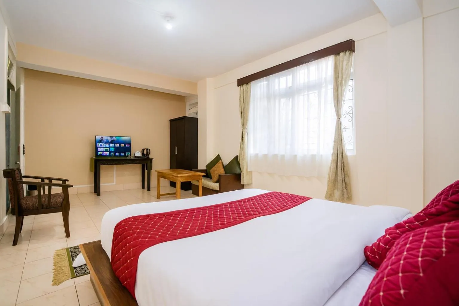 Bed in Sparrow Juniper Tree 2 min walk To Mg Marg