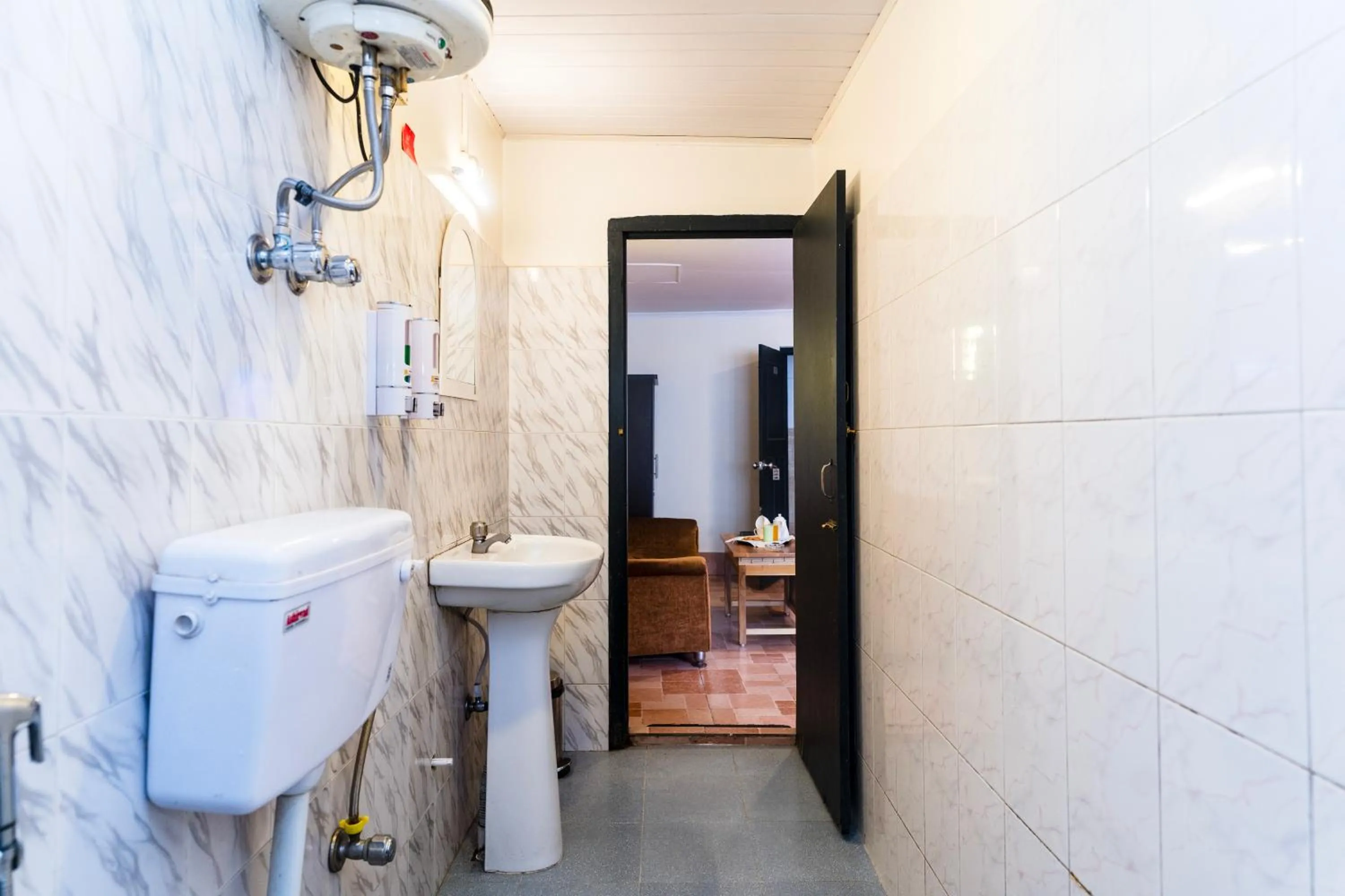 Shower in Sparrow Juniper Tree 2 min walk To Mg Marg