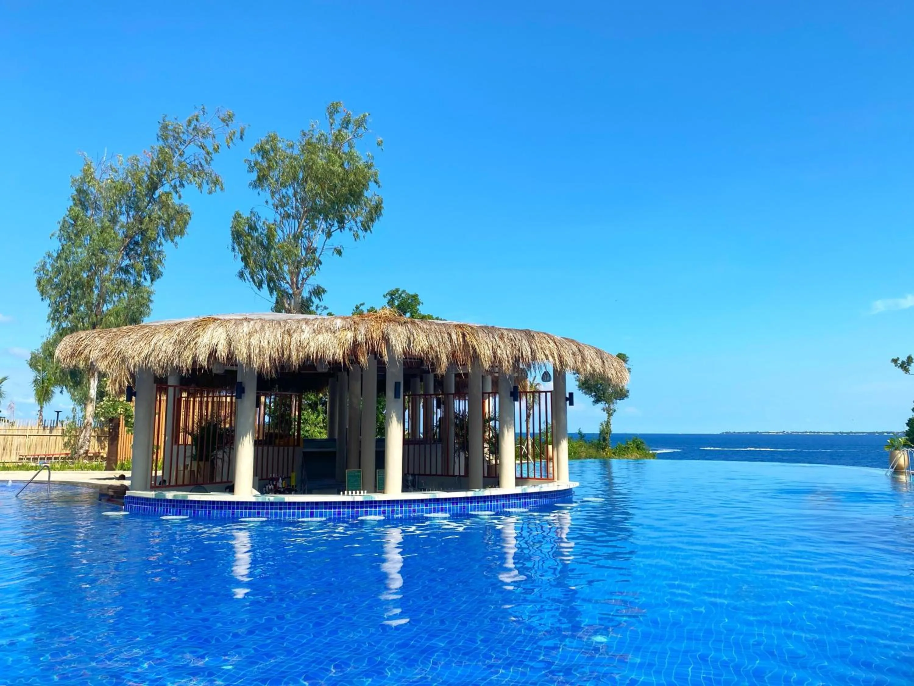 Swimming pool in Mercure Mactan Cebu