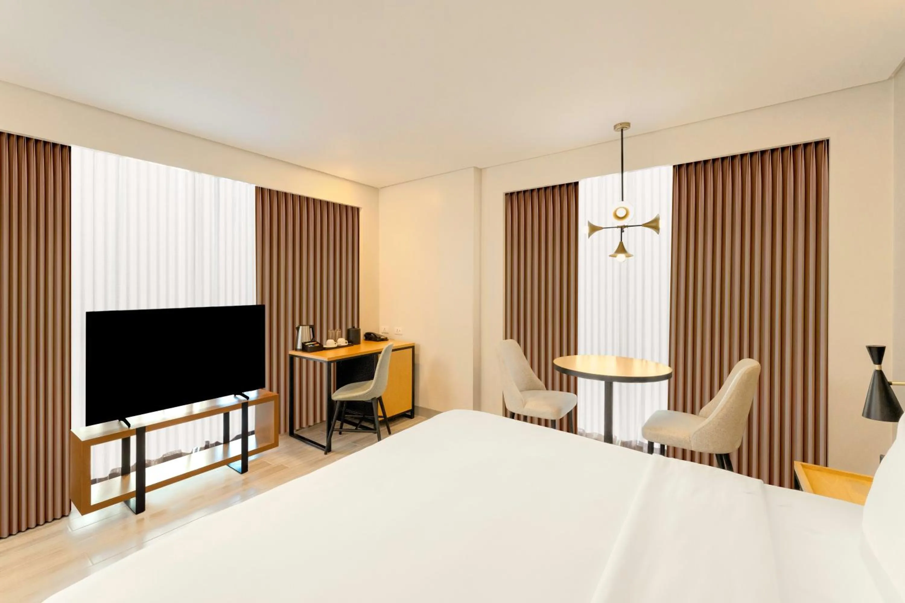 Bedroom, Bed in Mercure Mactan Cebu