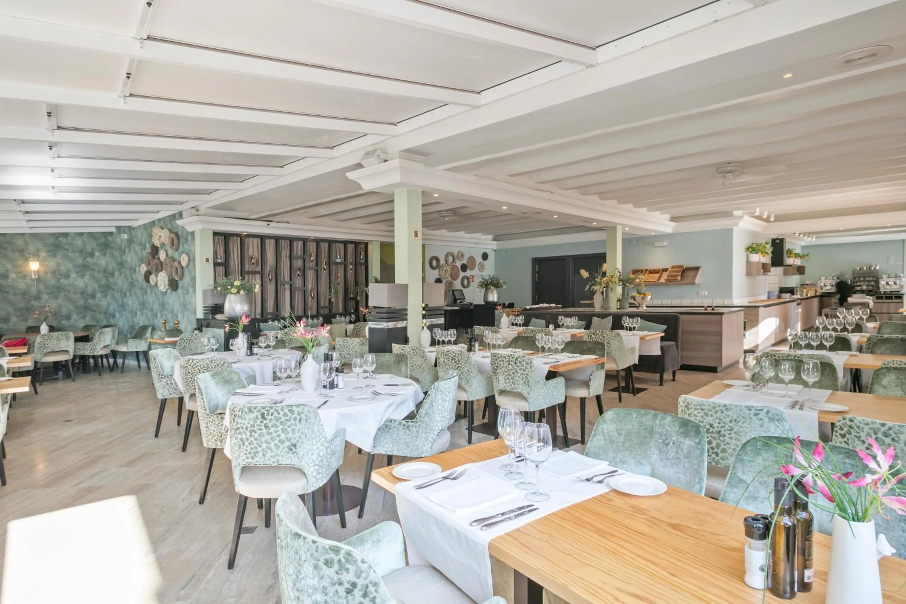 Restaurant/places to eat in Van der Valk Hotel Barcarola