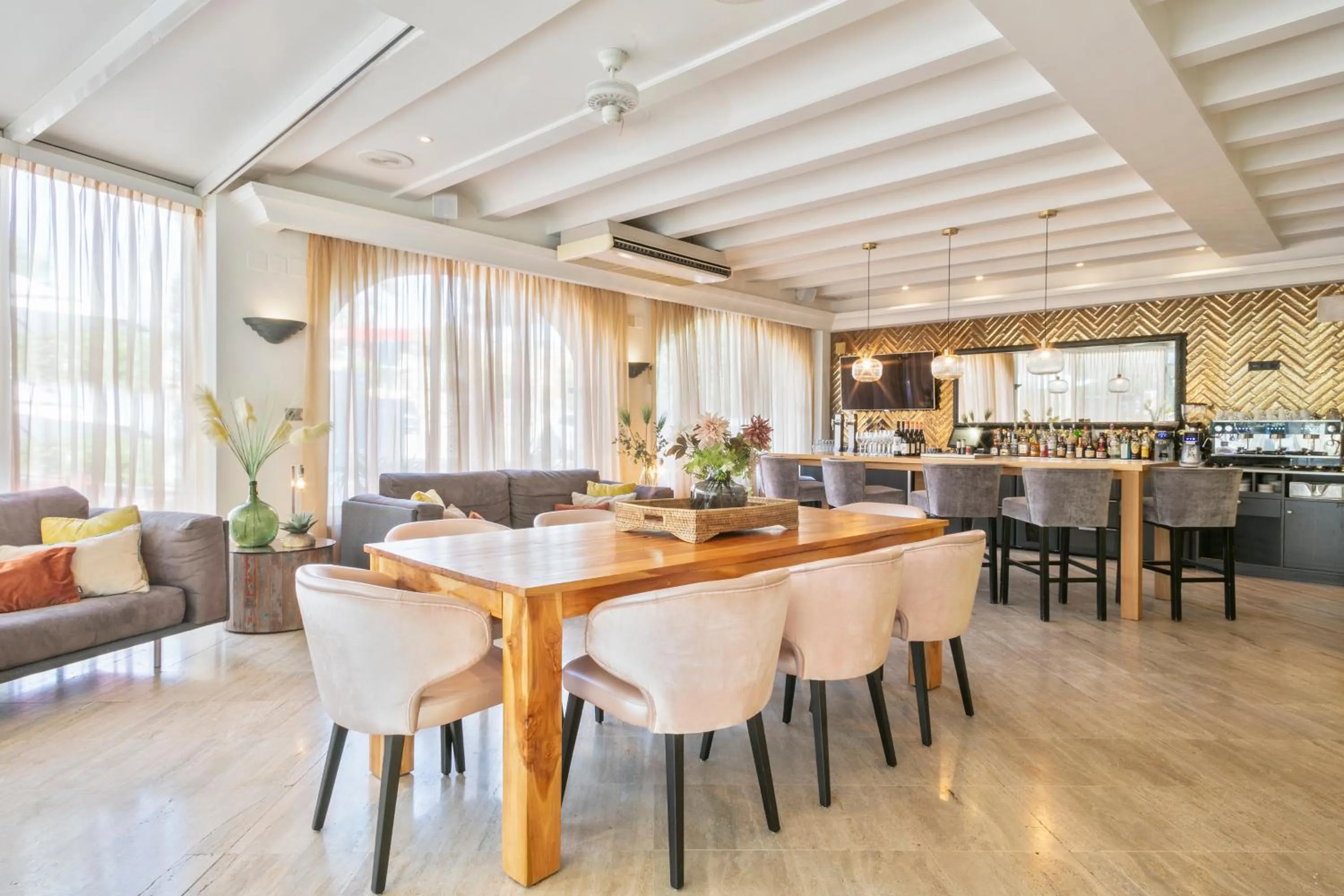 Lounge or bar in Van der Valk Hotel Barcarola