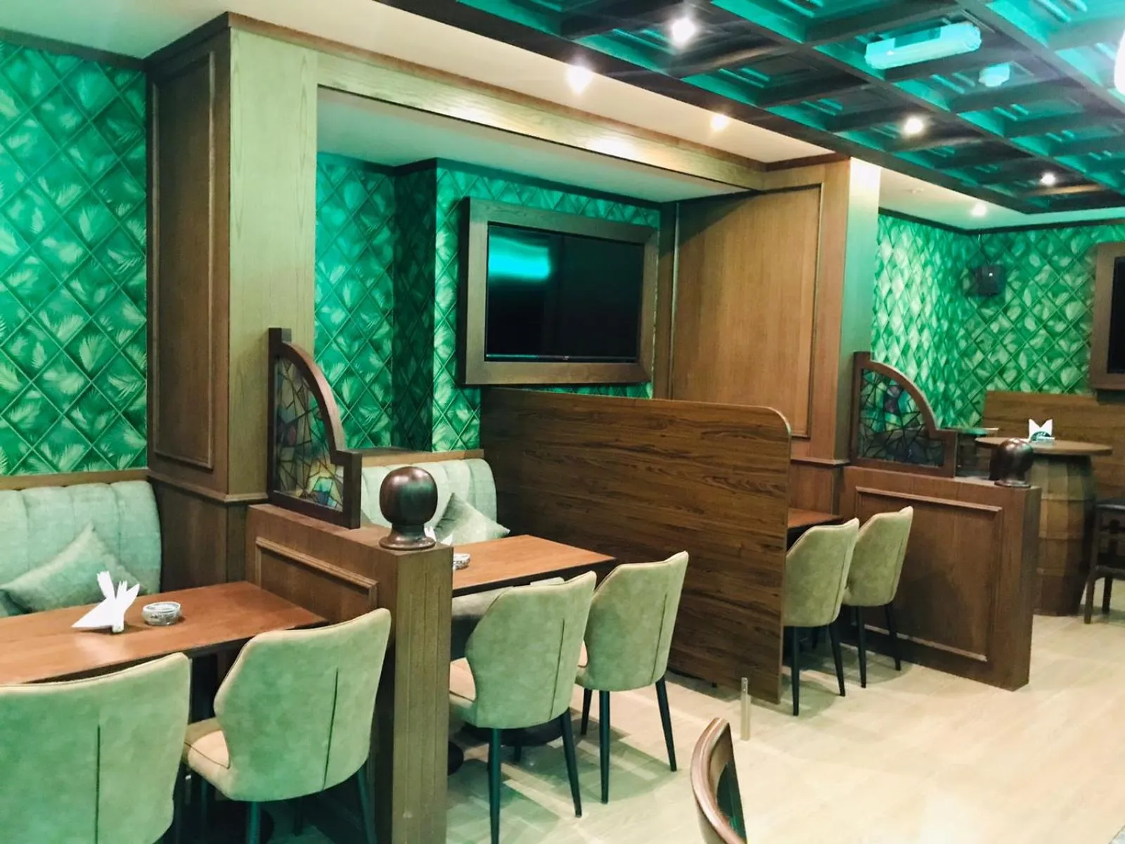 Restaurant/places to eat in Concorde Inn Hotel