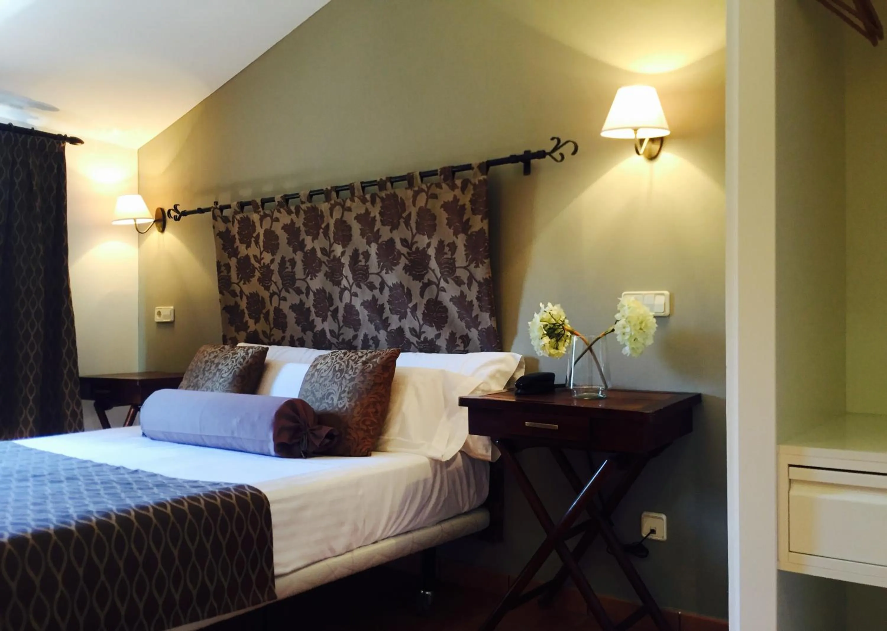 Photo of the whole room, Bed in Alda Casa De Los Reyes