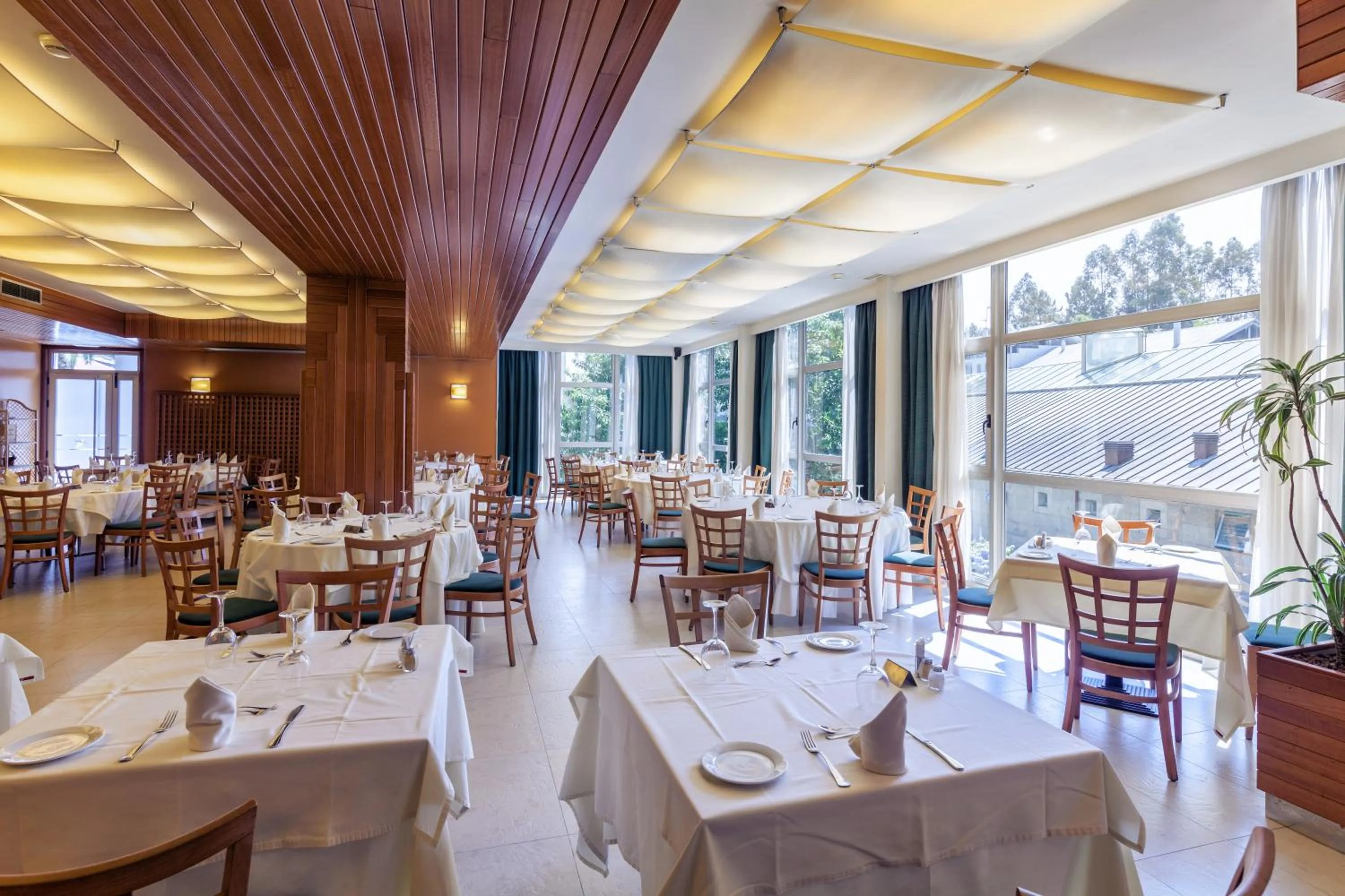 Restaurant/places to eat in Hotel Balneario de Compostela