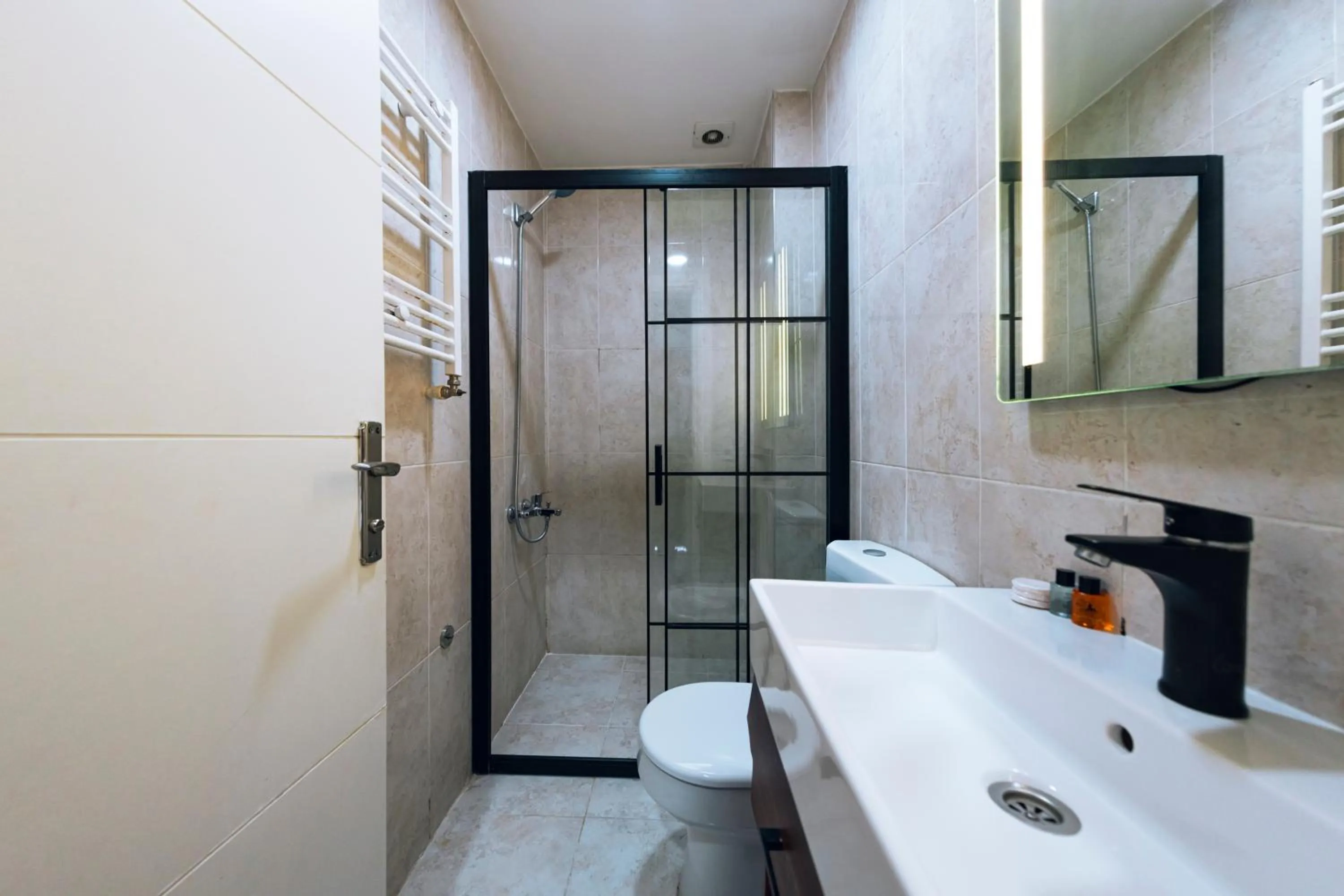 Shower in MİLA SUİTES TAKSİM