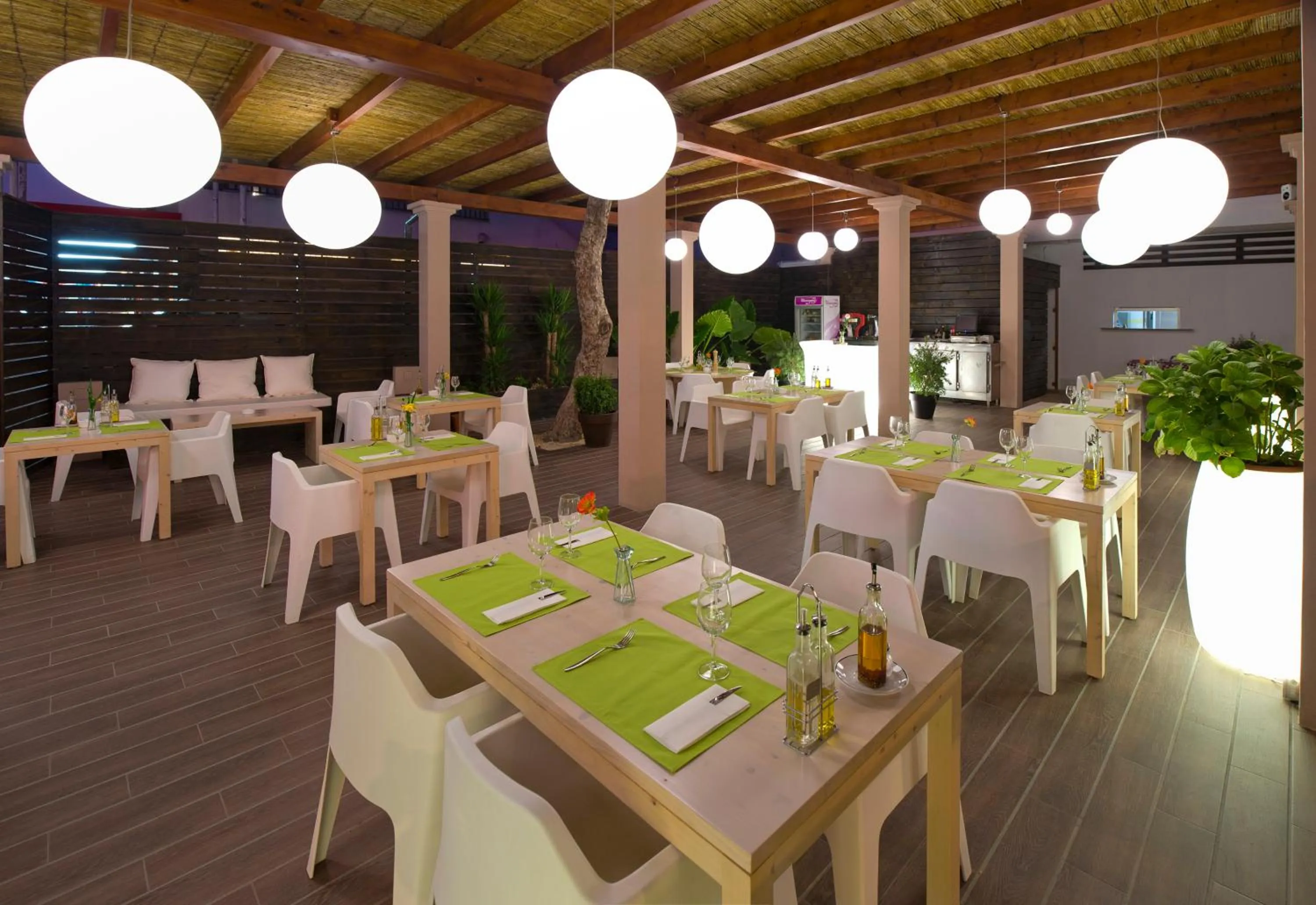 Restaurant/places to eat in Marvell Club Hotel & Apartments