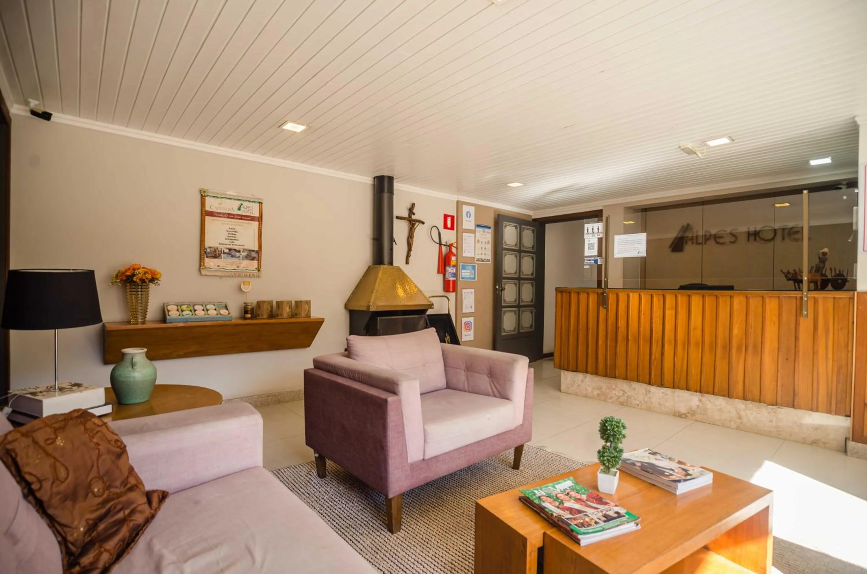 Lobby or reception in Alpes Hotel