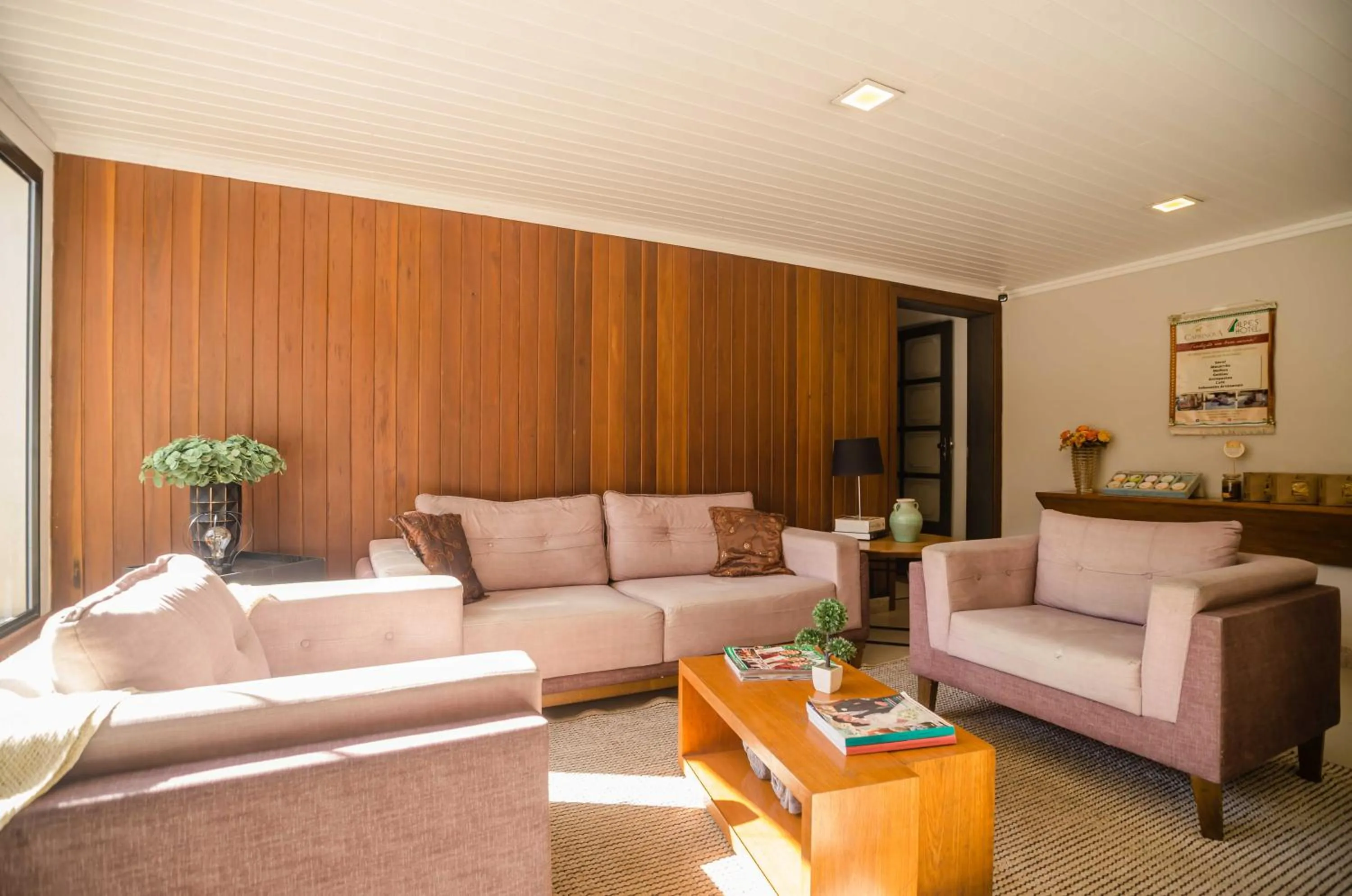 Lobby or reception in Alpes Hotel