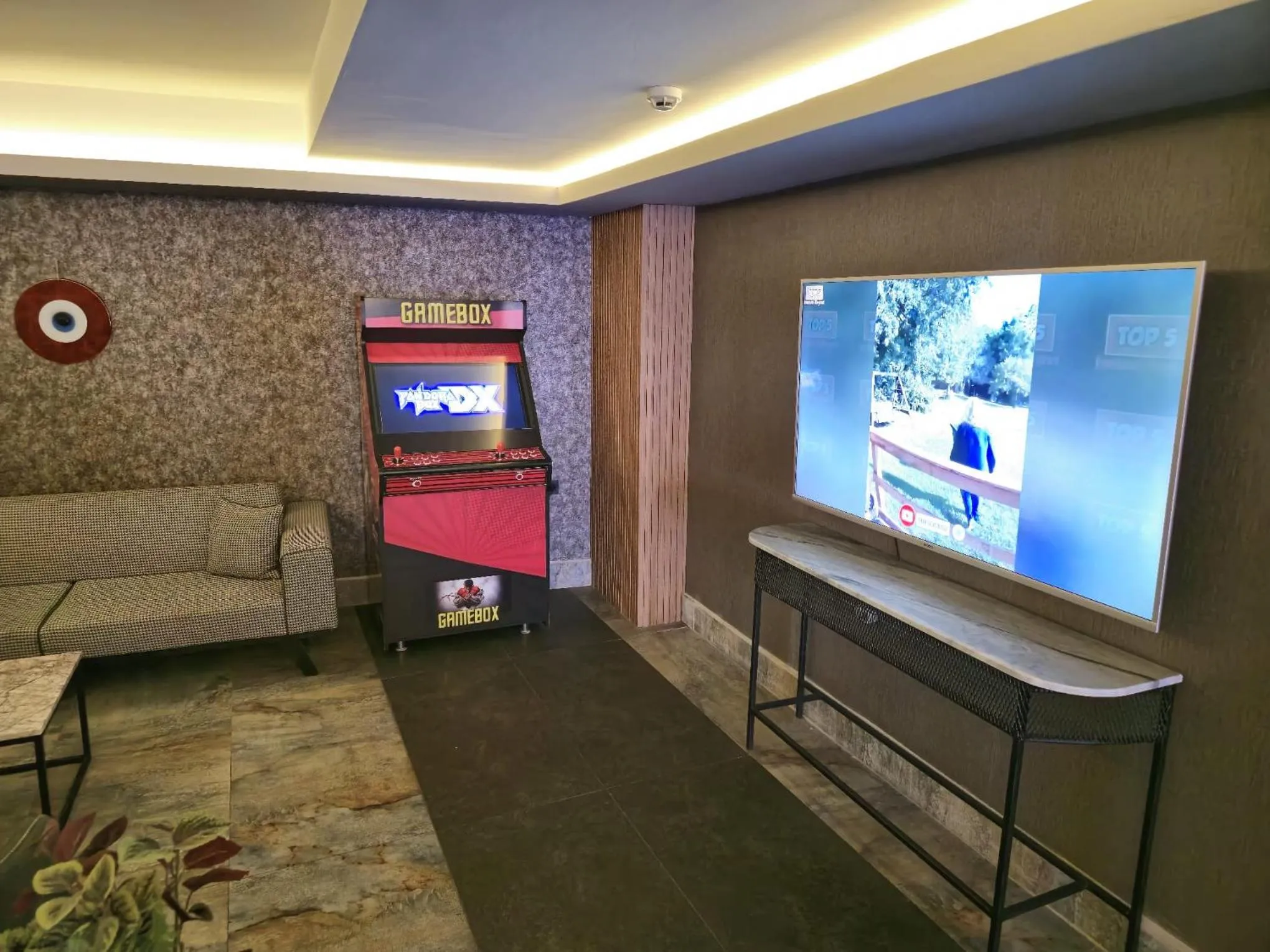 Communal lounge/ TV room in Lupo Libero Hotel Spa