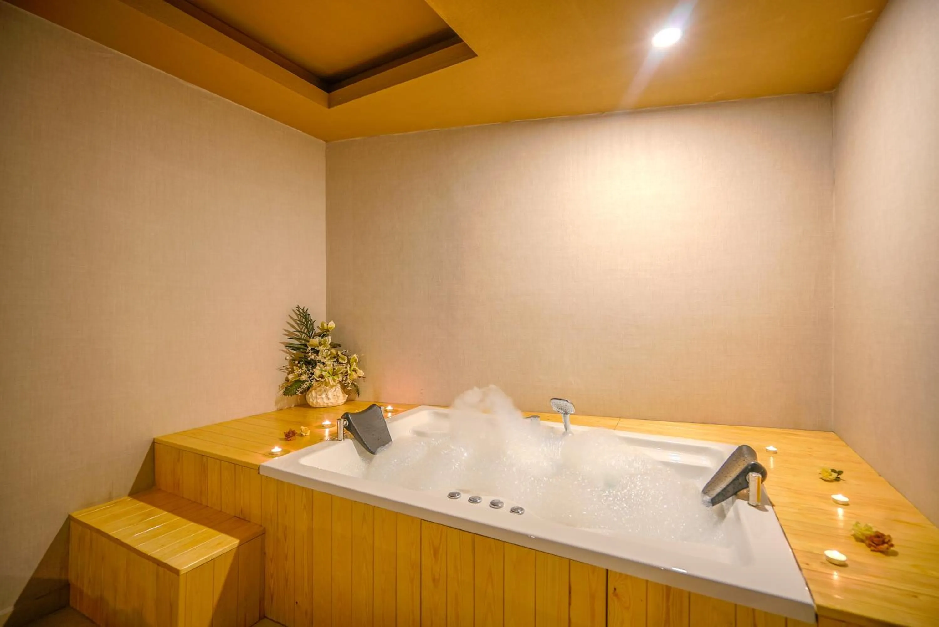 Hot Tub in Lupo Libero Hotel Spa