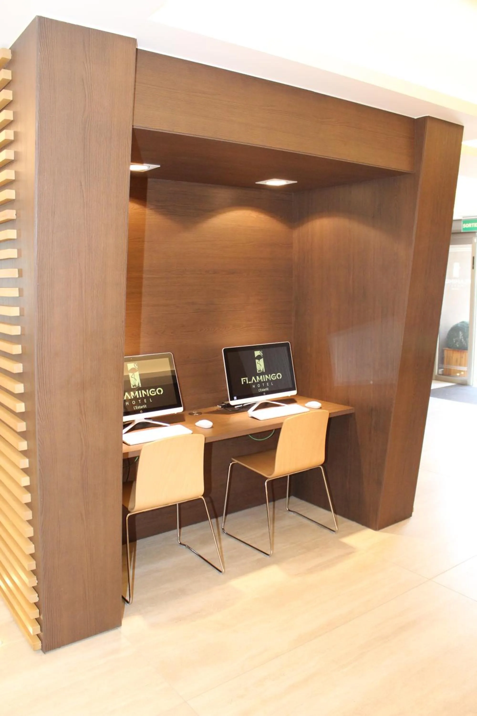 Business facilities in Checkin Flamingo