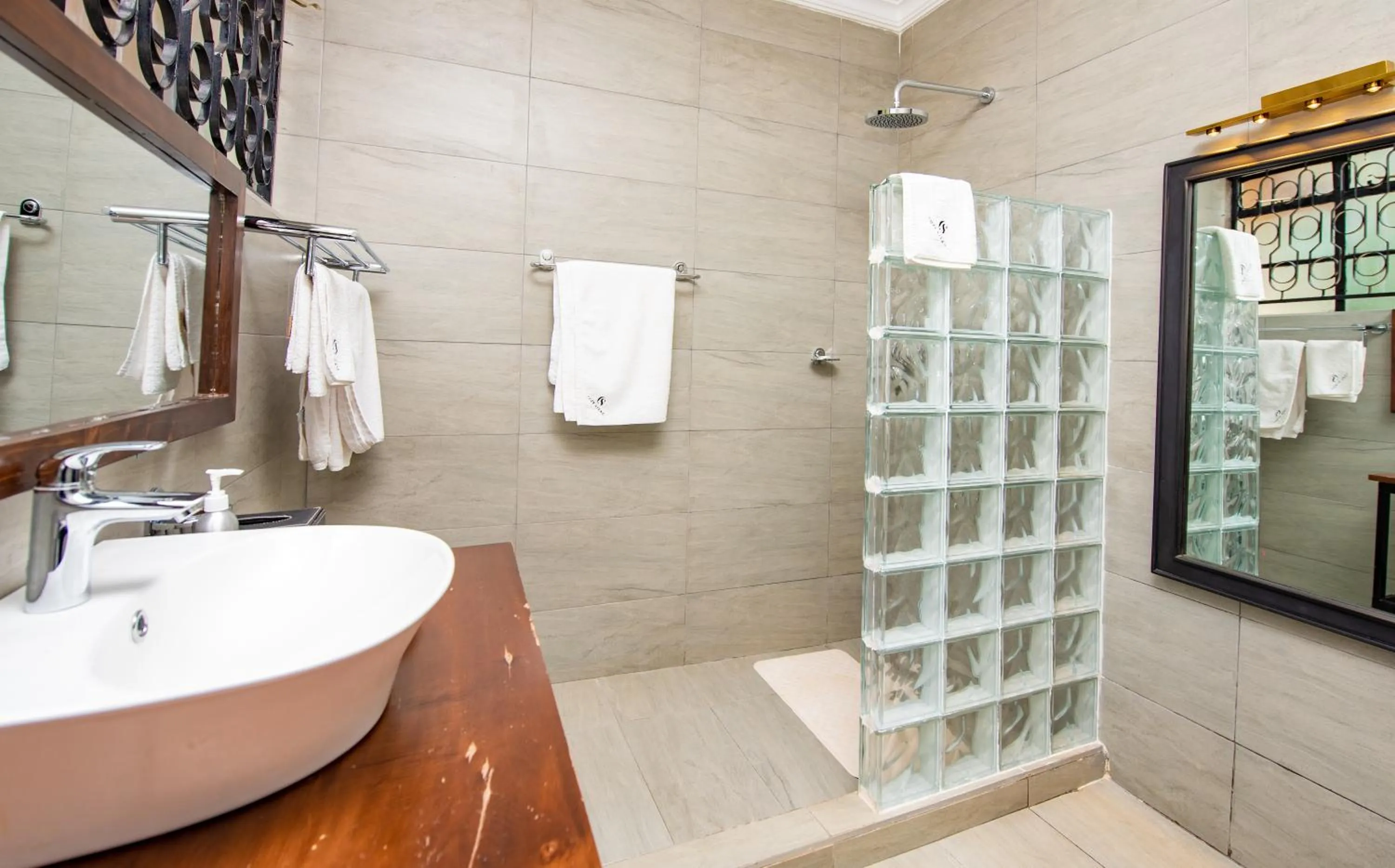 Shower in Cozy Stead