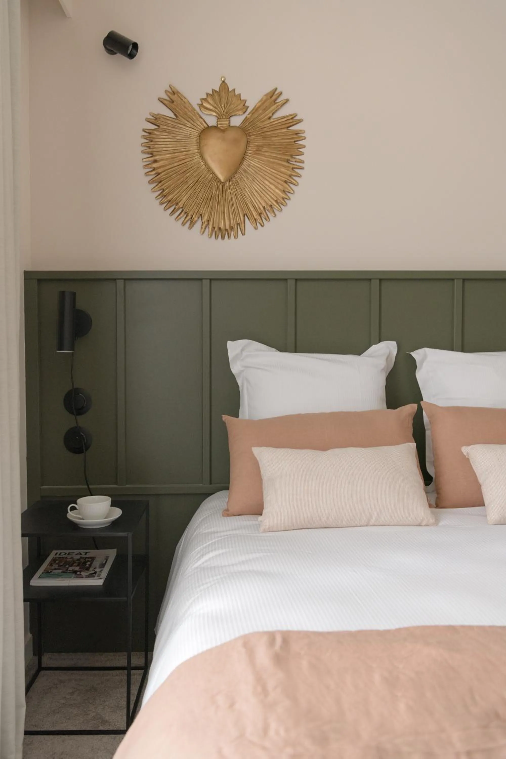 Bed in Hôtel Le Prieuré