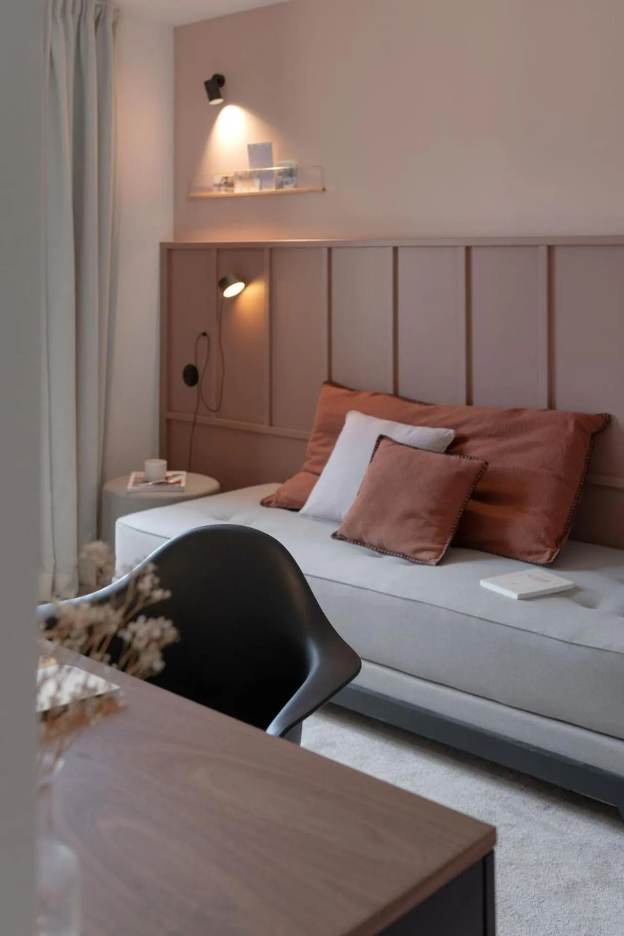 Living room, Bed in Hôtel Le Prieuré