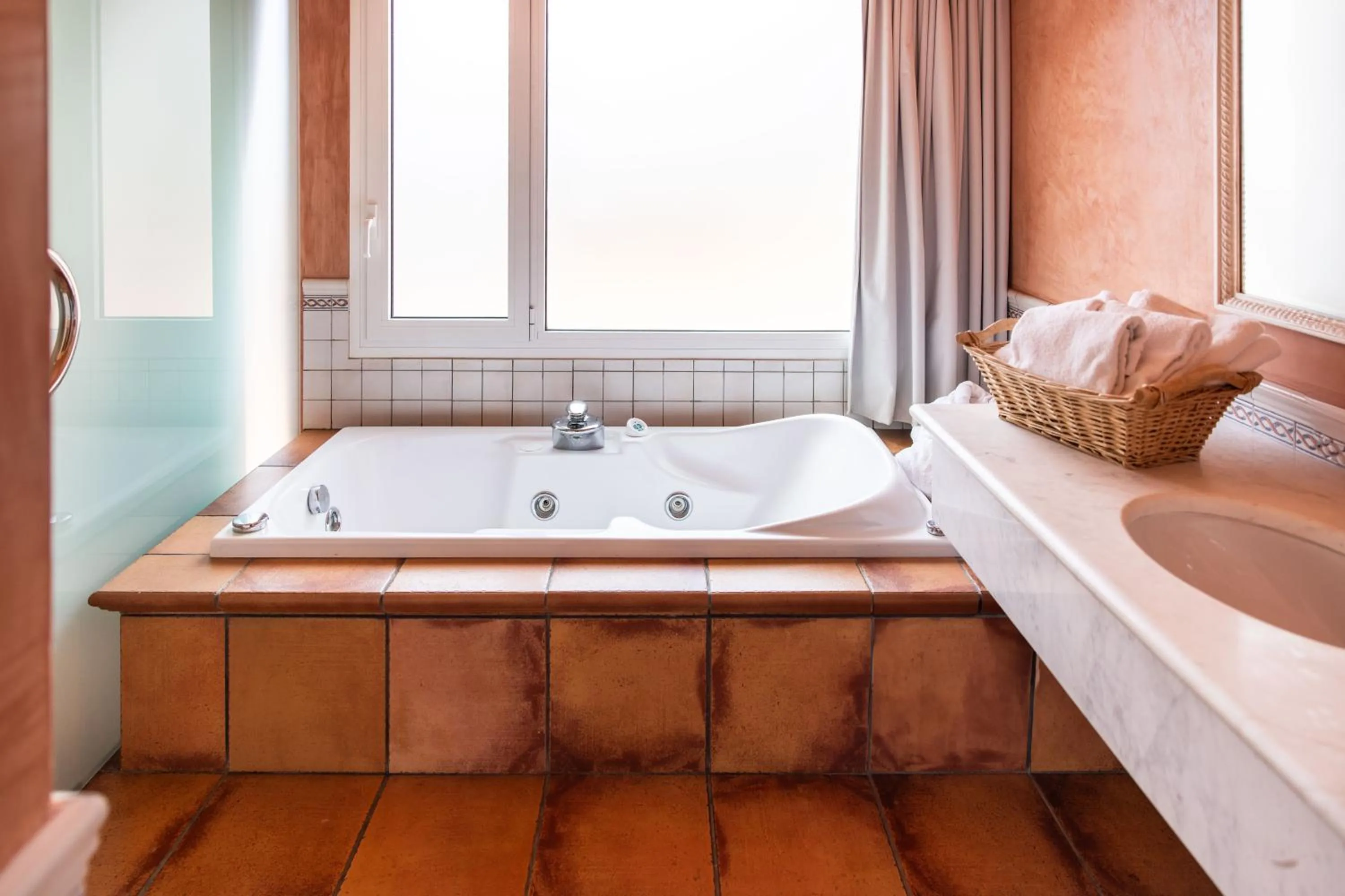 Hot Tub, Bed in RVHotels Vila de Tossa