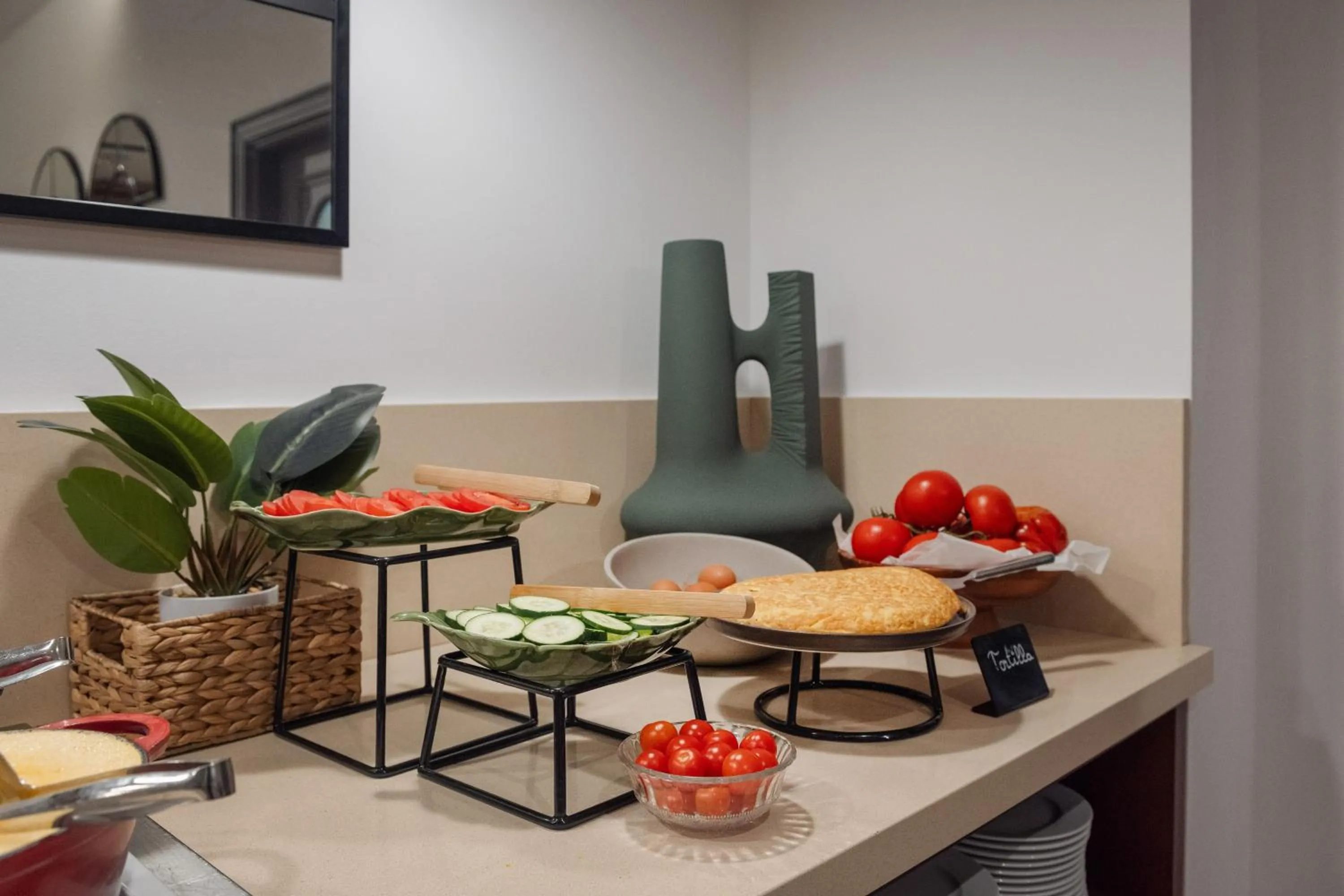 Food and drinks in Hotel Santiago Plaza Affiliated by Meliá