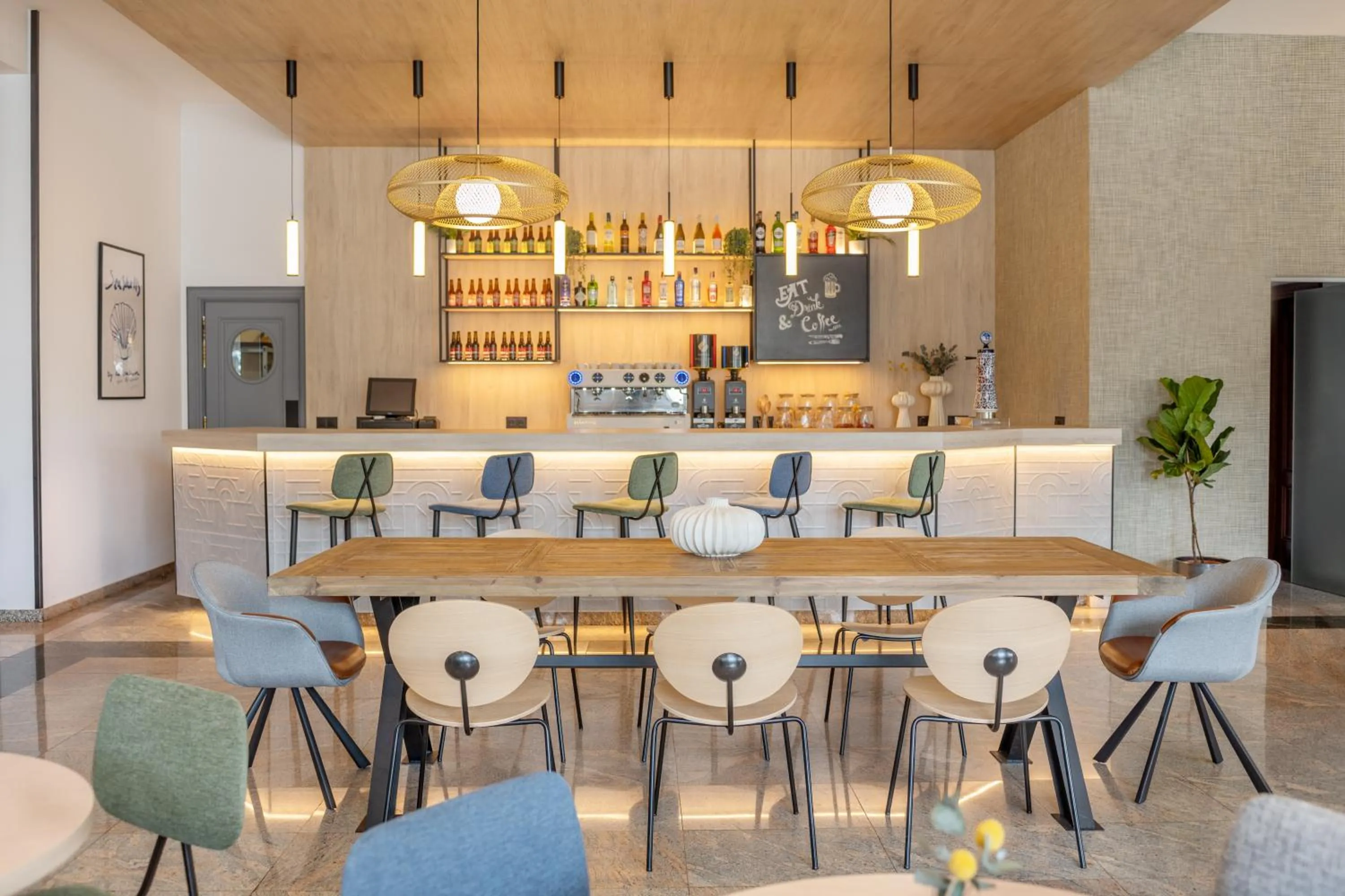 Lounge or bar in Hotel Santiago Plaza Affiliated by Meliá