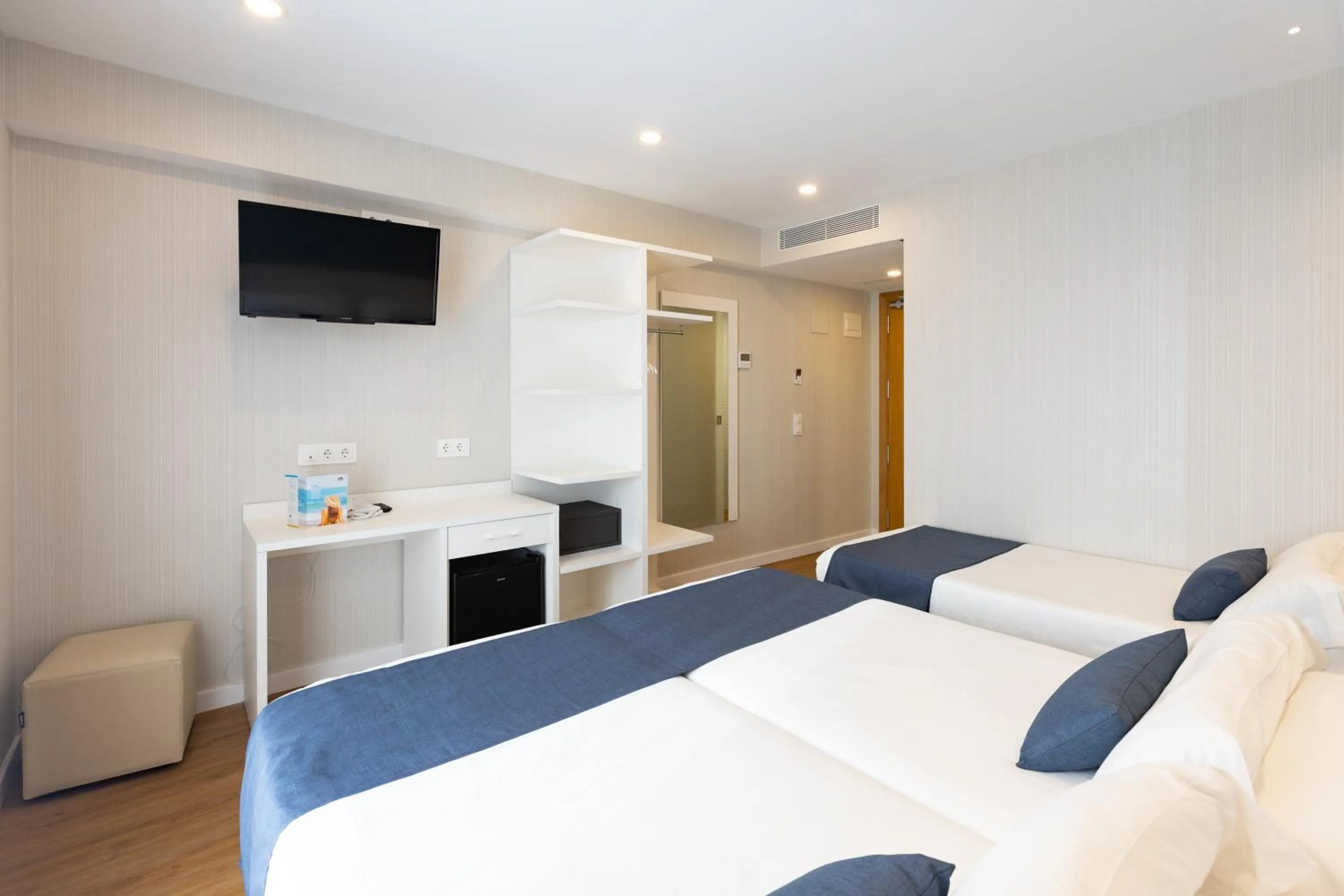 Photo of the whole room, Bed in Hotel Internacional