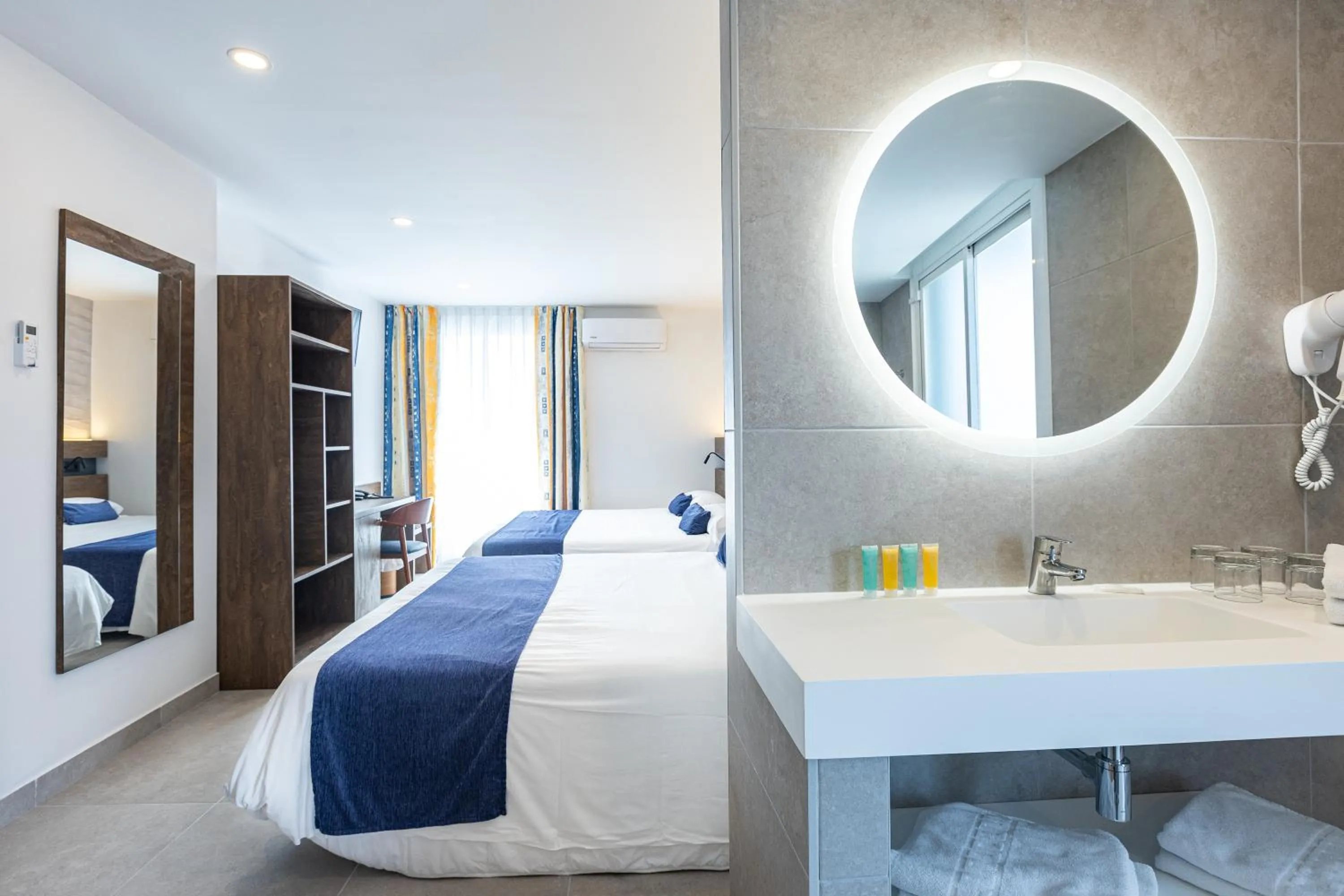 Photo of the whole room, Bed in Hotel Internacional