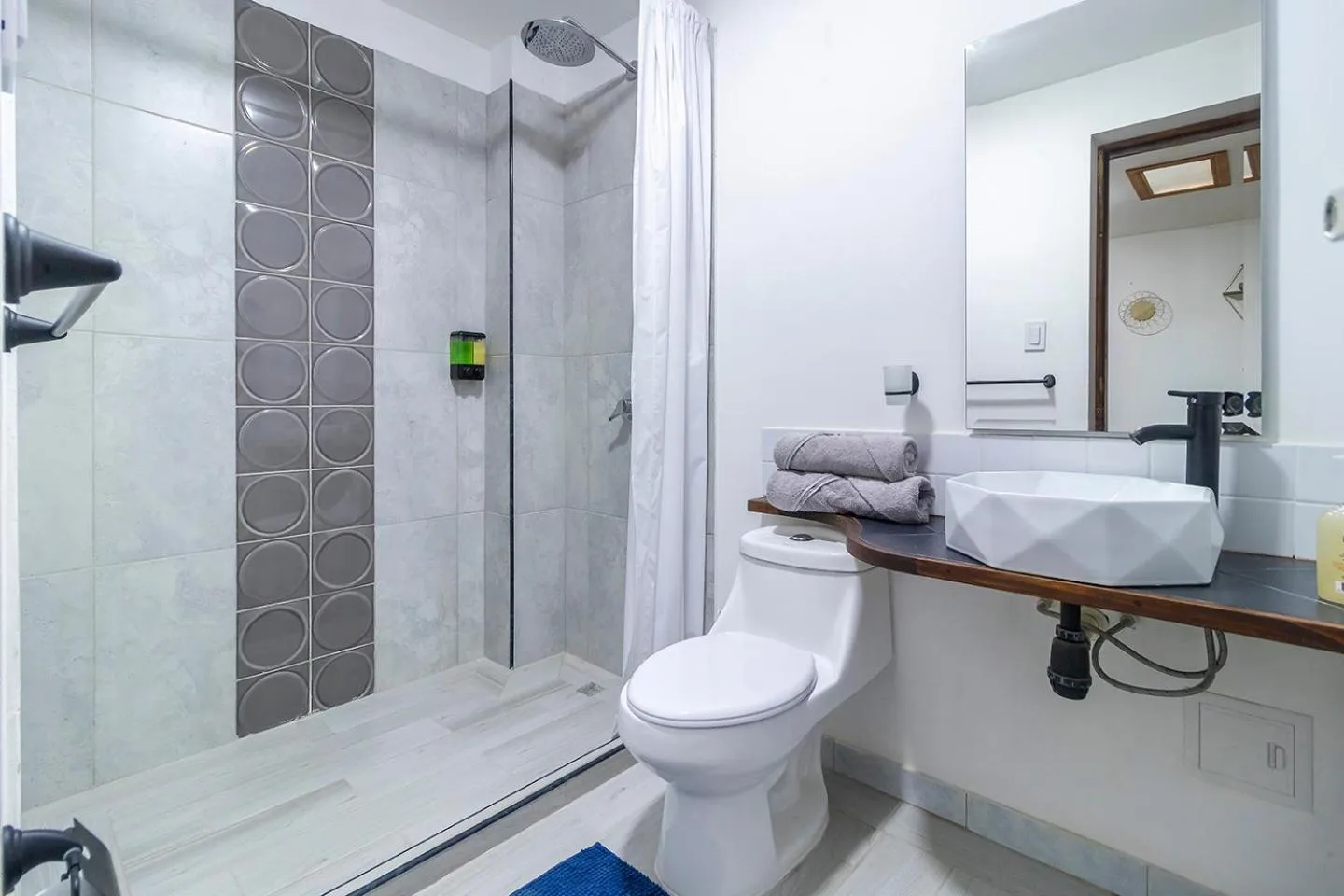 Shower in Corazon del Molino Corferias Bogota- Embajada Americana